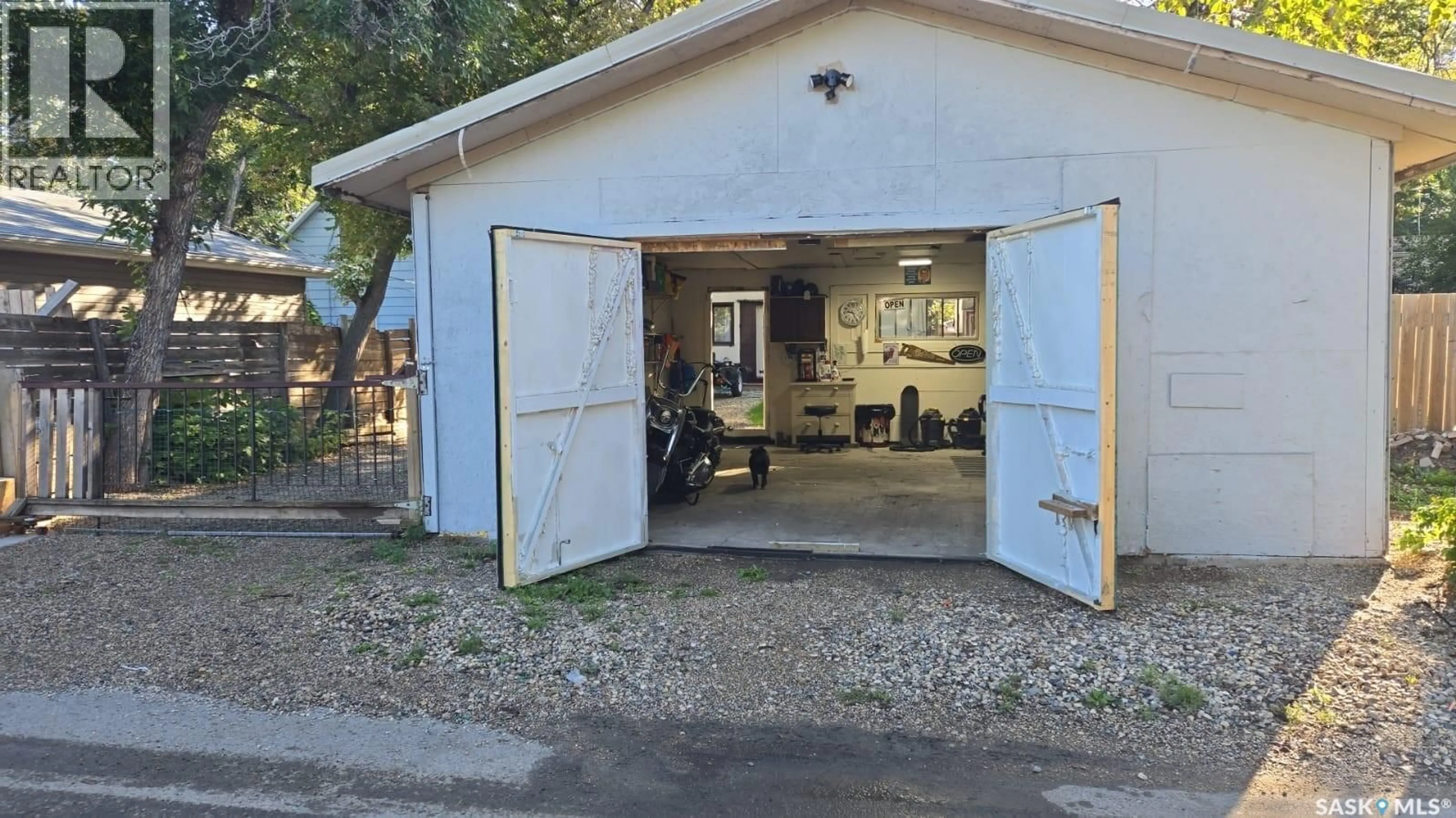 Indoor garage for 1346 RAE STREET, Regina Saskatchewan S4T2C3