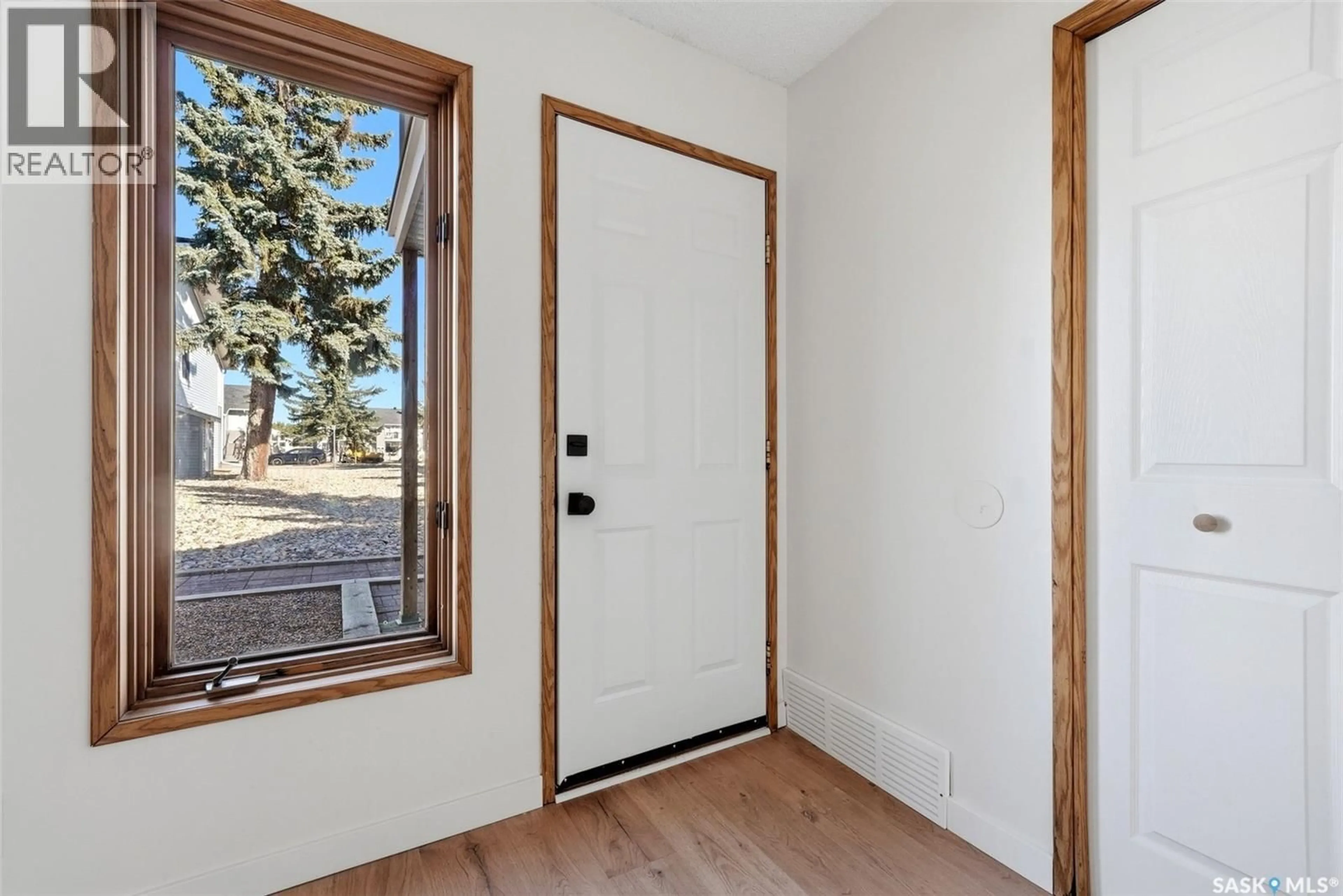 Indoor entryway for 7342 BENNETT DRIVE, Regina Saskatchewan S4X2V3