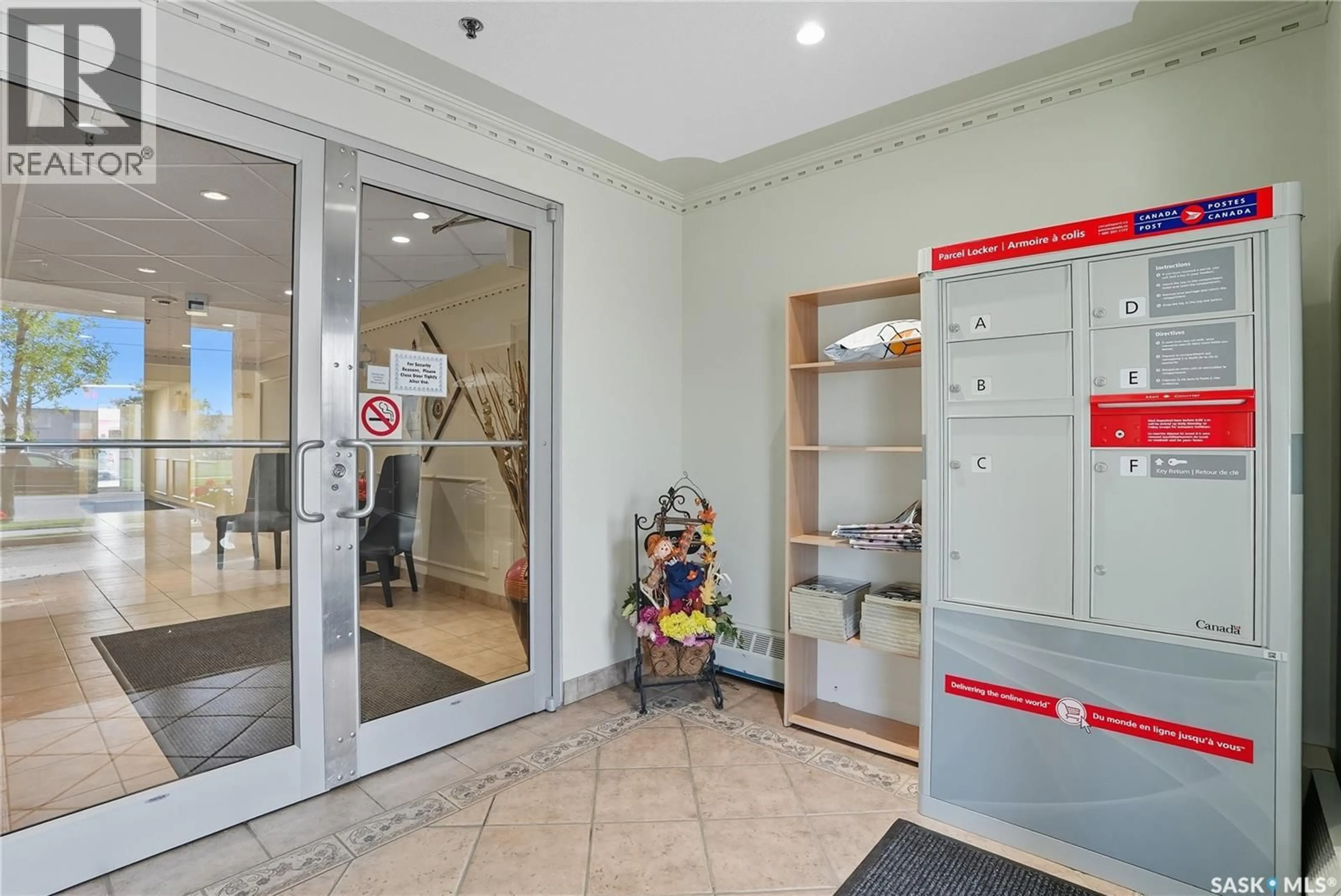 Indoor foyer for 215 - 409 LOWE ROAD, Saskatoon Saskatchewan S7S1N1