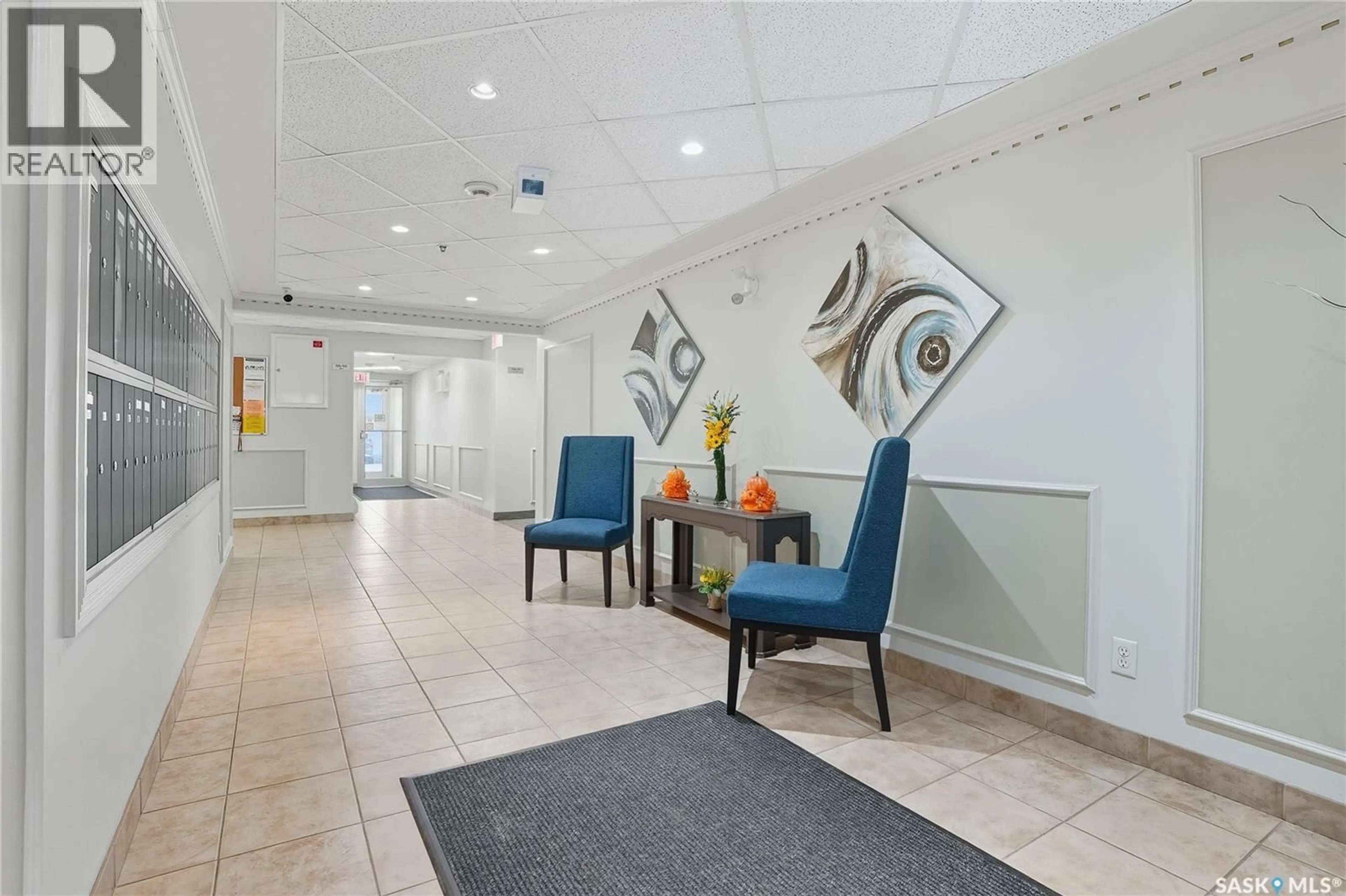 Indoor foyer for 215 - 409 LOWE ROAD, Saskatoon Saskatchewan S7S1N1