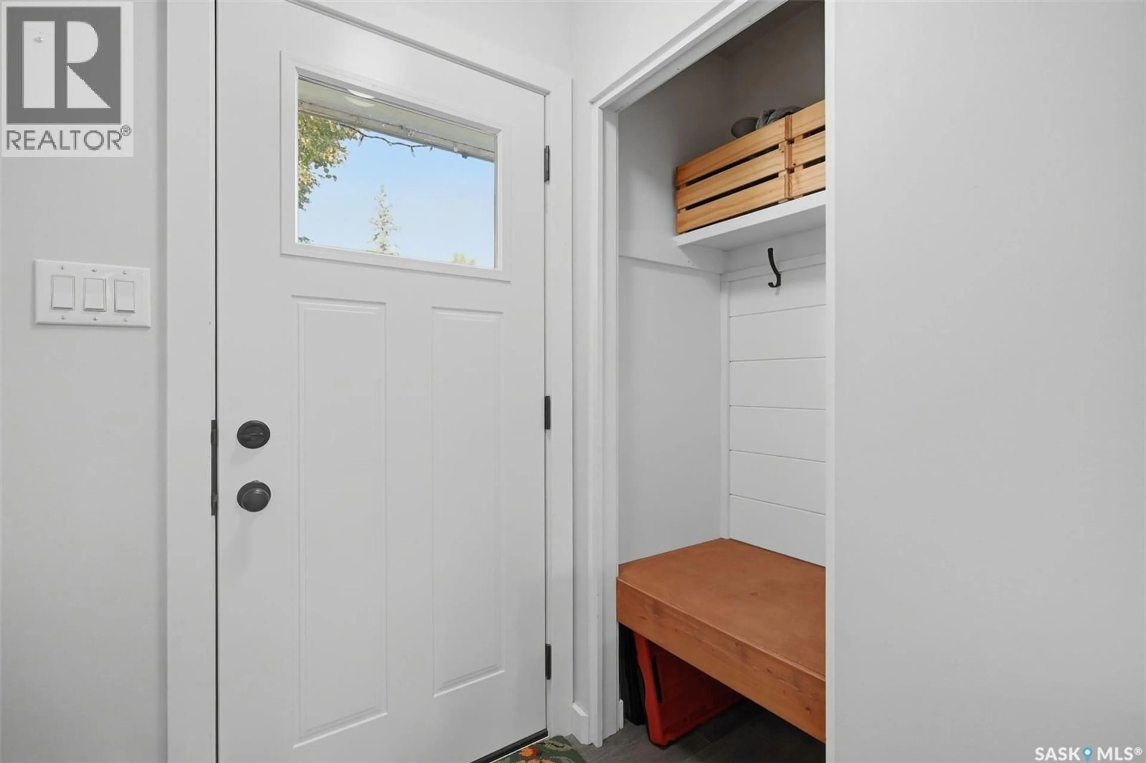 Indoor entryway for 49 MACKENZIE CRESCENT, Saskatoon Saskatchewan S7J2R4