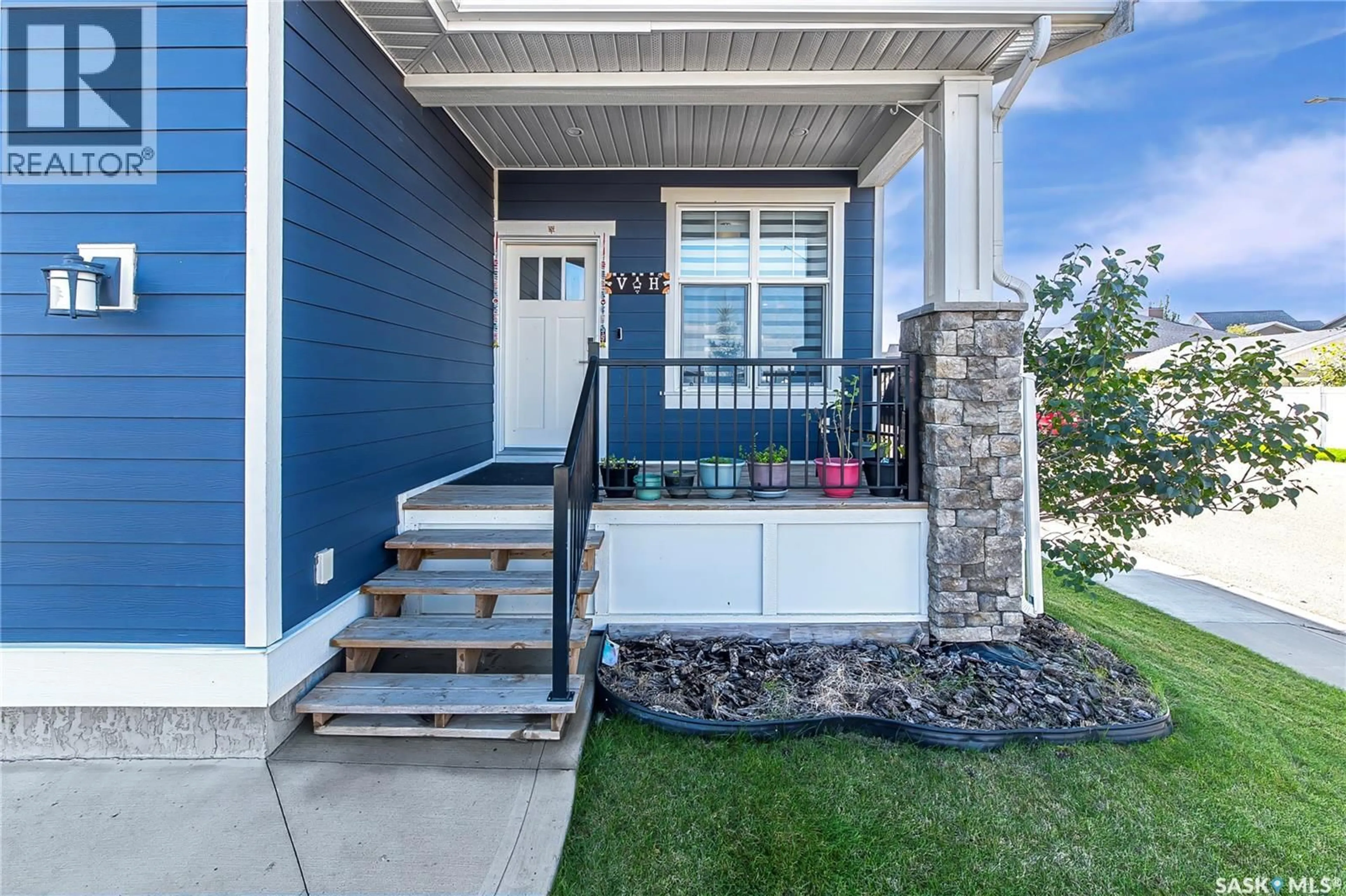 Home with vinyl exterior material, street for 402 MEADOWS BOULEVARD, Saskatoon Saskatchewan S7V0E7