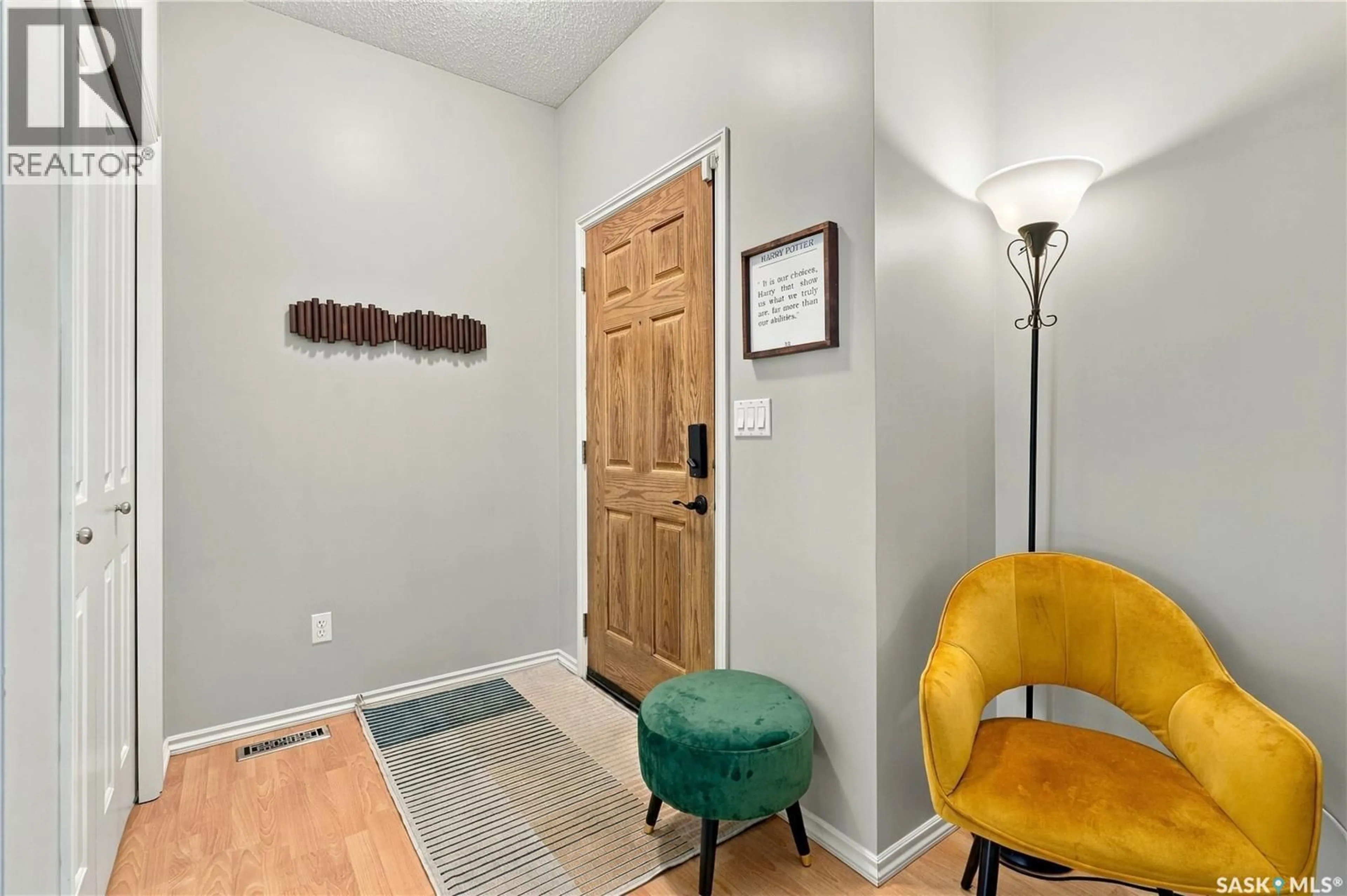 Indoor entryway for 130 LYND CRESCENT, Saskatoon Saskatchewan S7T0G9