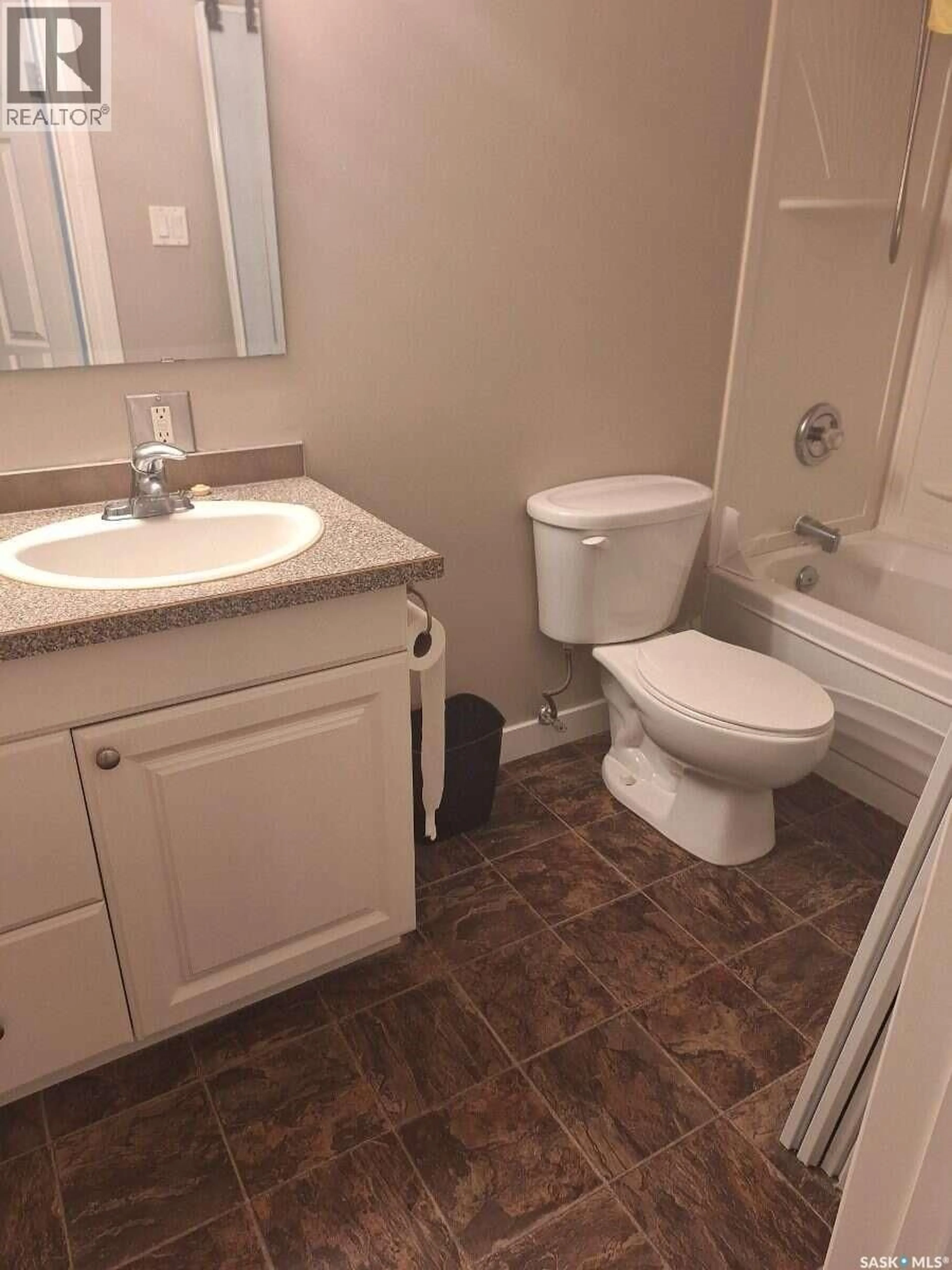Standard bathroom, unknown for 15 50 SPENCE STREET, Regina Saskatchewan S4S4H4