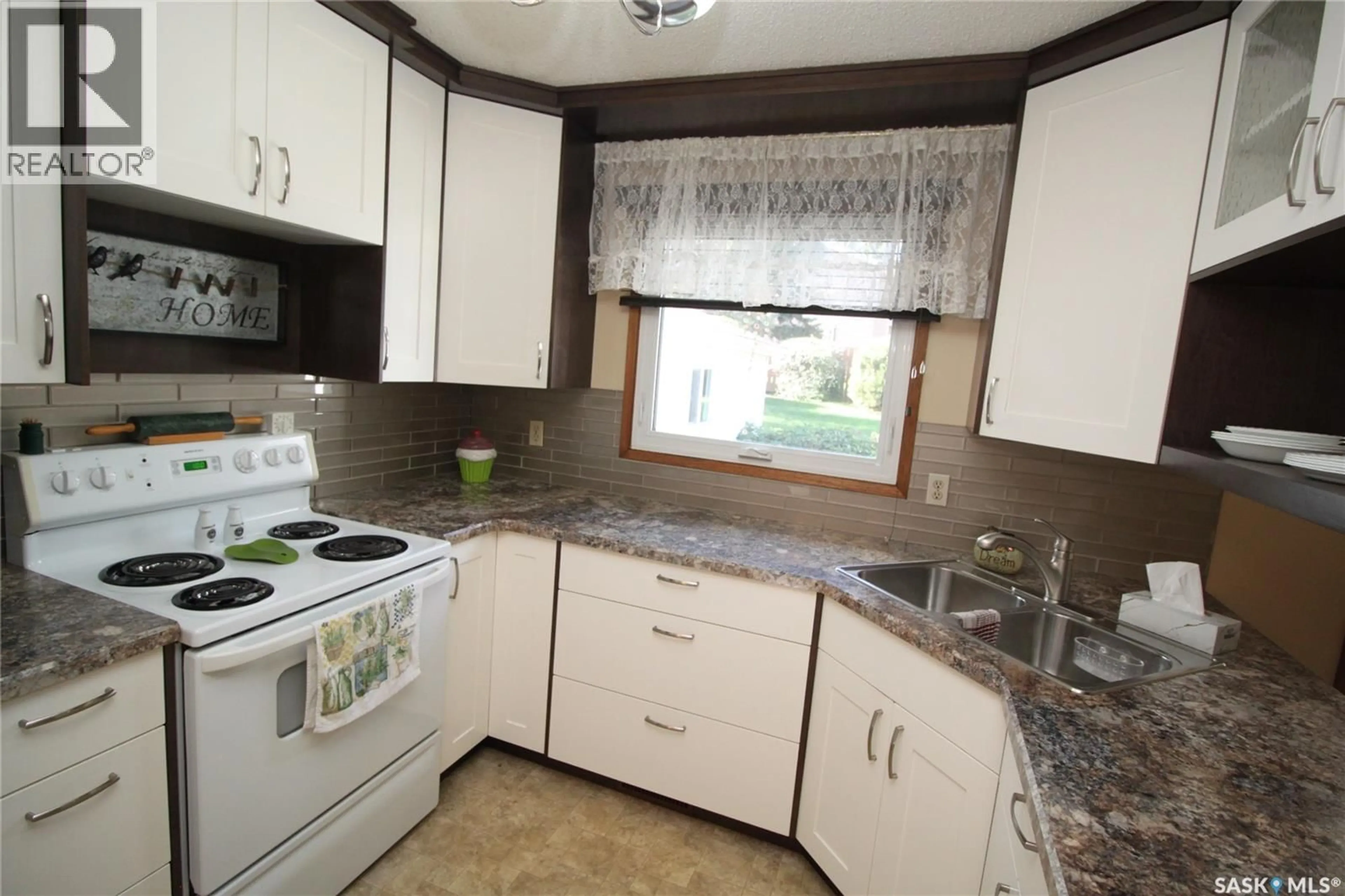 Standard kitchen, unknown for 15 SCHWAGER CRESCENT, Saskatoon Saskatchewan S7H5C1