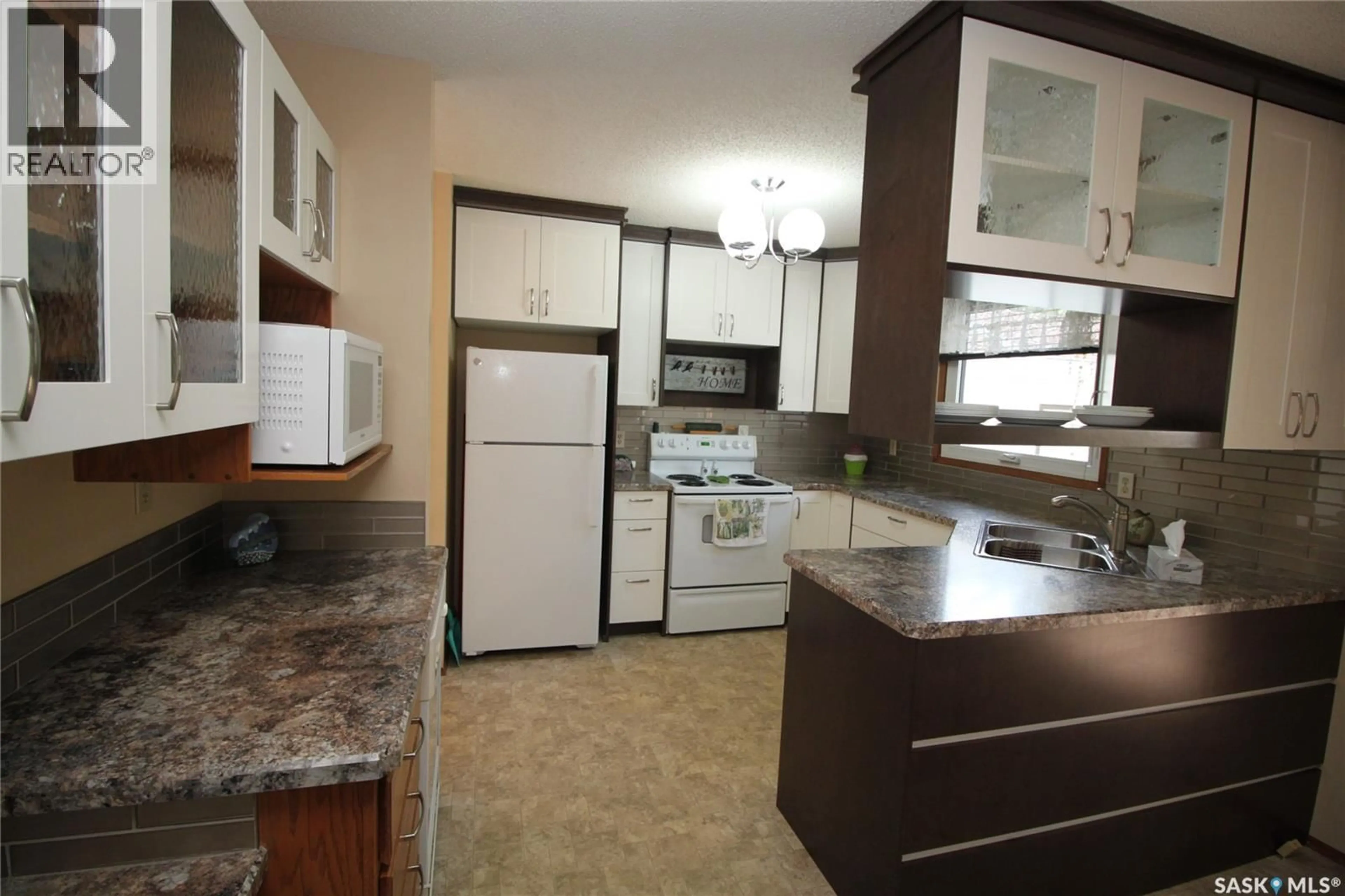 Standard kitchen, unknown for 15 SCHWAGER CRESCENT, Saskatoon Saskatchewan S7H5C1