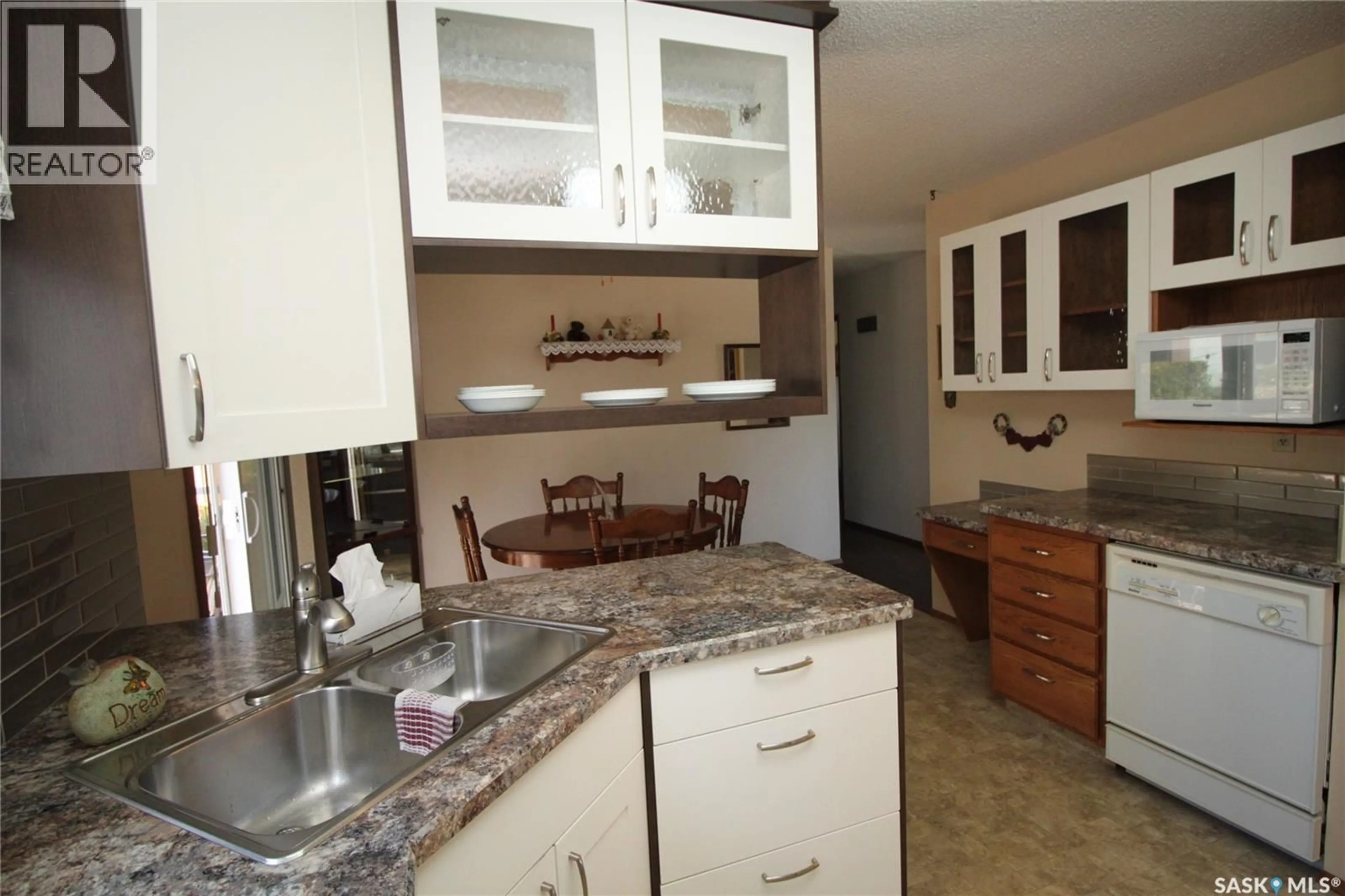 Standard kitchen, ceramic/tile floor for 15 SCHWAGER CRESCENT, Saskatoon Saskatchewan S7H5C1