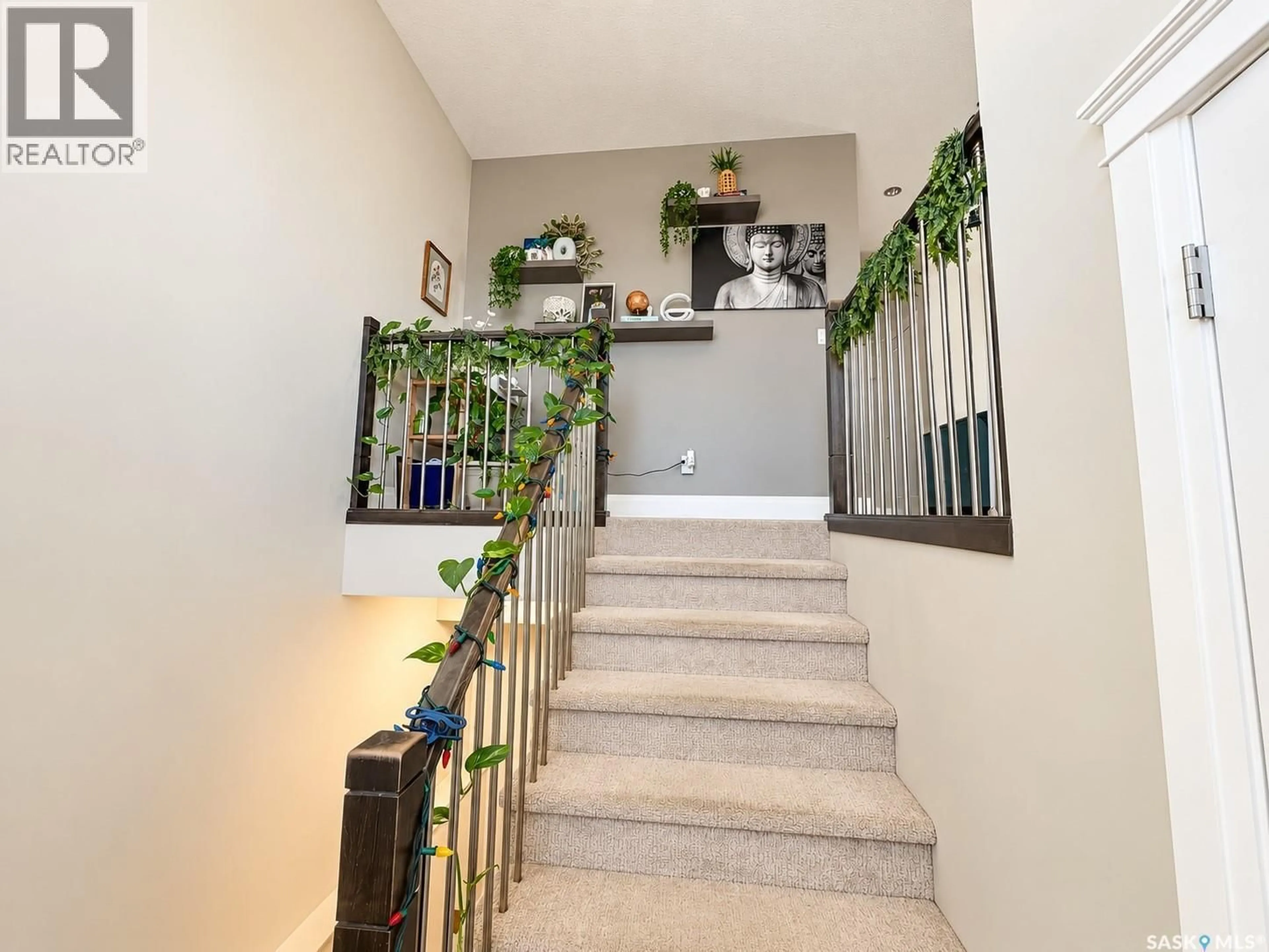 Indoor foyer for 620 ELLS CRESCENT, Saskatoon Saskatchewan S7L6K8