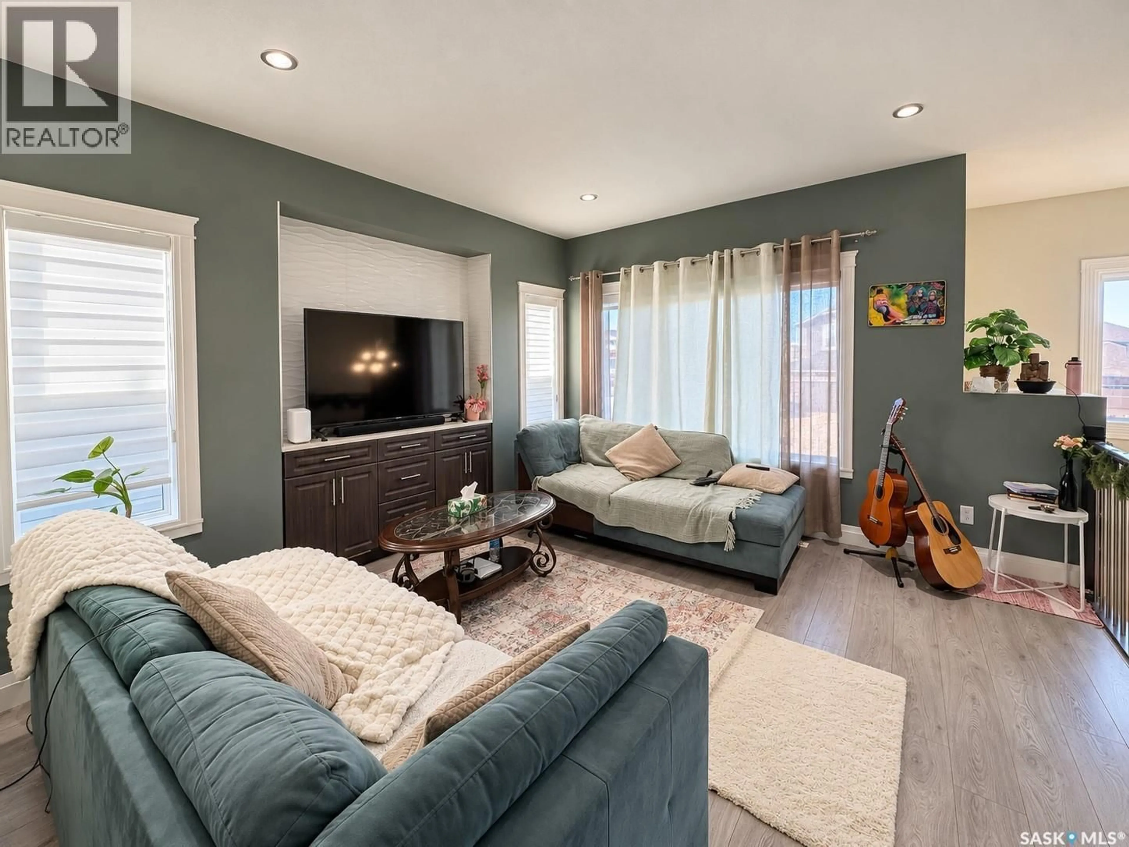 Living room with furniture, wood/laminate floor for 620 ELLS CRESCENT, Saskatoon Saskatchewan S7L6K8