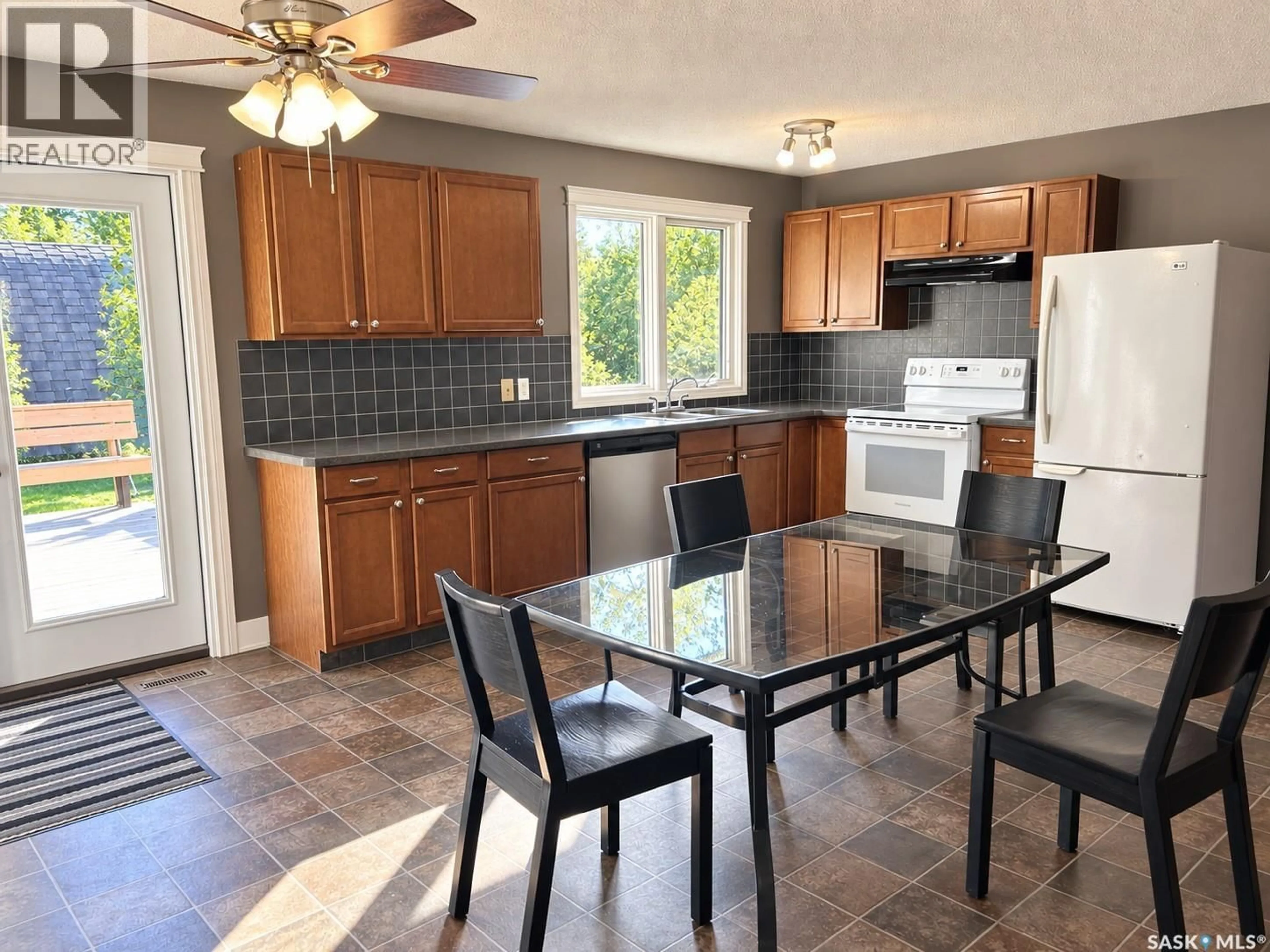 Open concept kitchen, unknown for E - 401 SERVICE ROAD, Shellbrook Saskatchewan S0J2E0