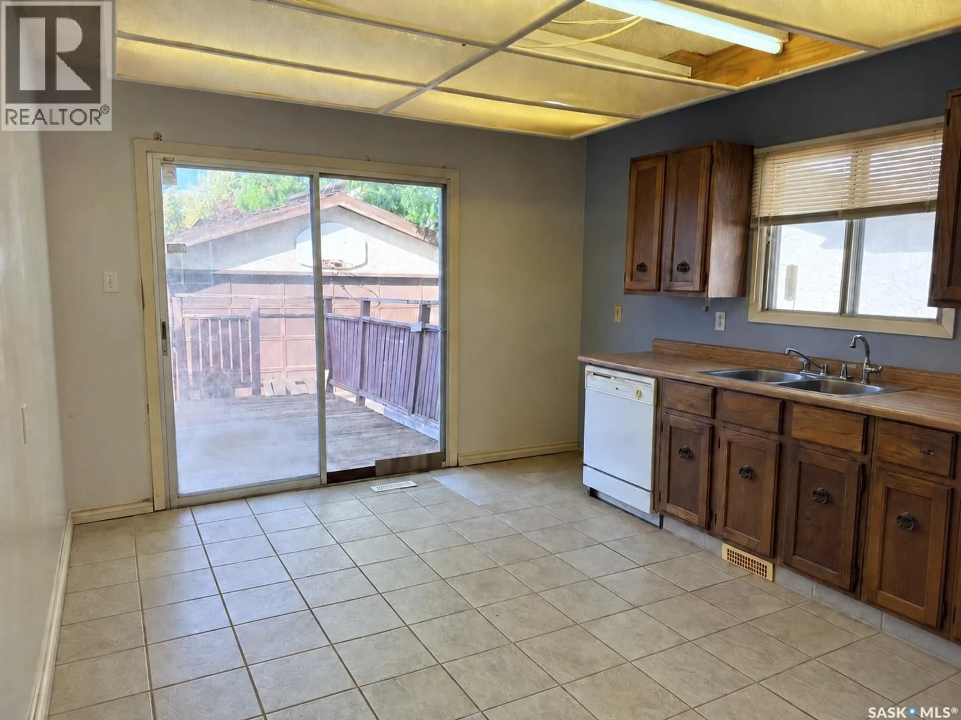 Standard kitchen, ceramic/tile floor for 871 MORRIS CRESCENT, Regina Saskatchewan S4X2W4