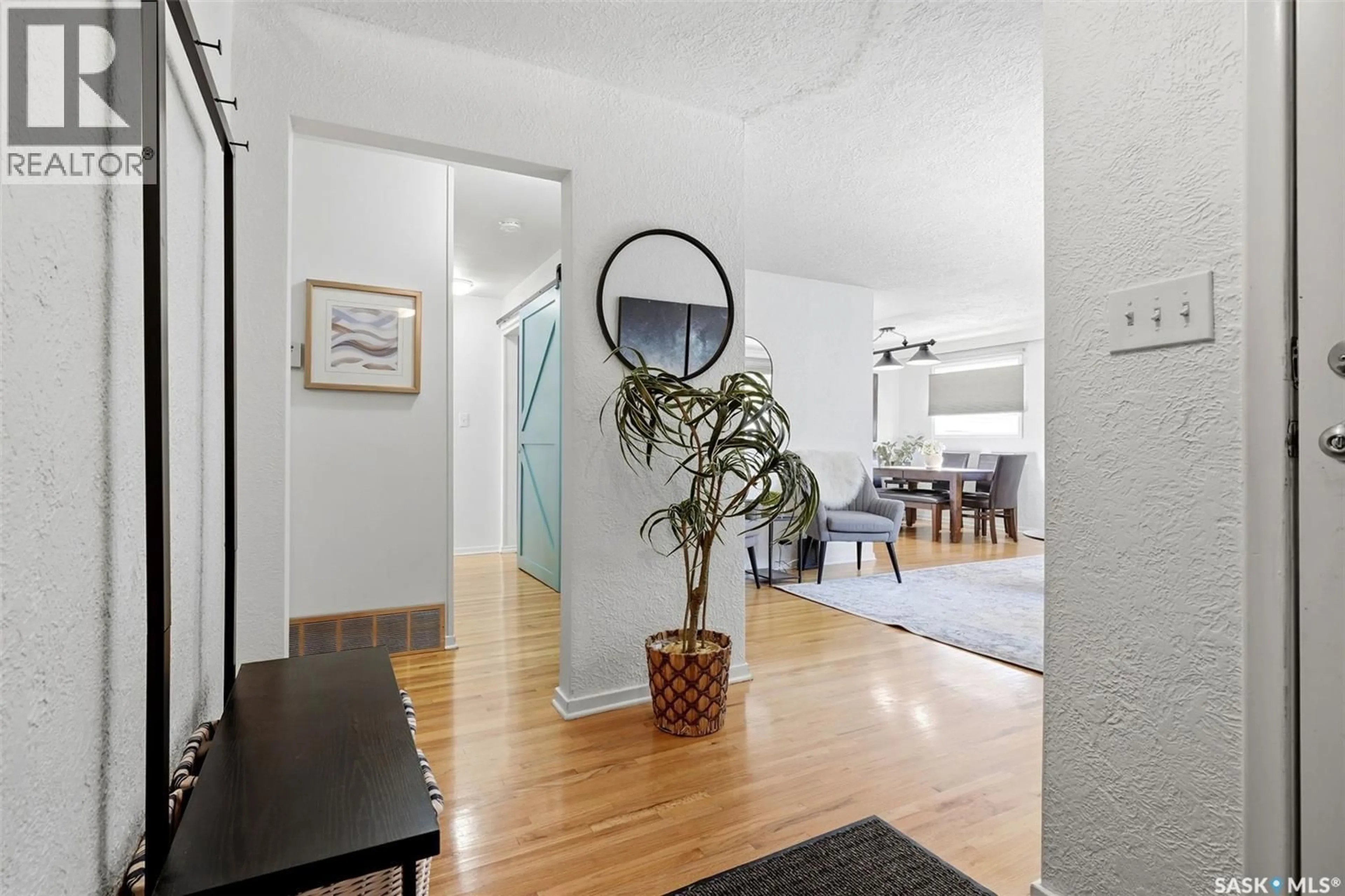 Indoor entryway for 11 DOLPHIN BAY, Regina Saskatchewan S4S3J7
