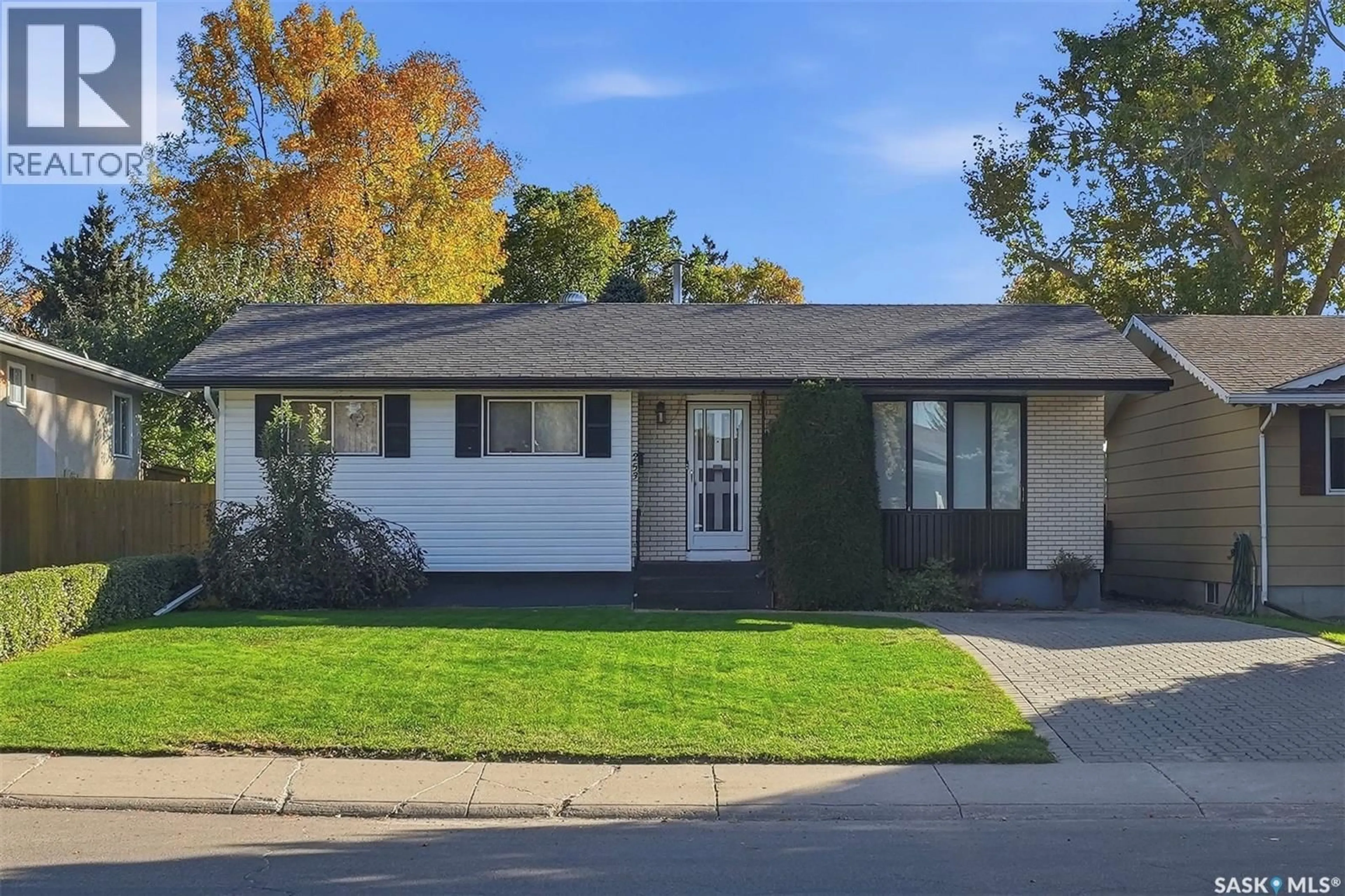 Home with vinyl exterior material, street for 253 LAURENTIAN DRIVE, Saskatoon Saskatchewan S7H4R8