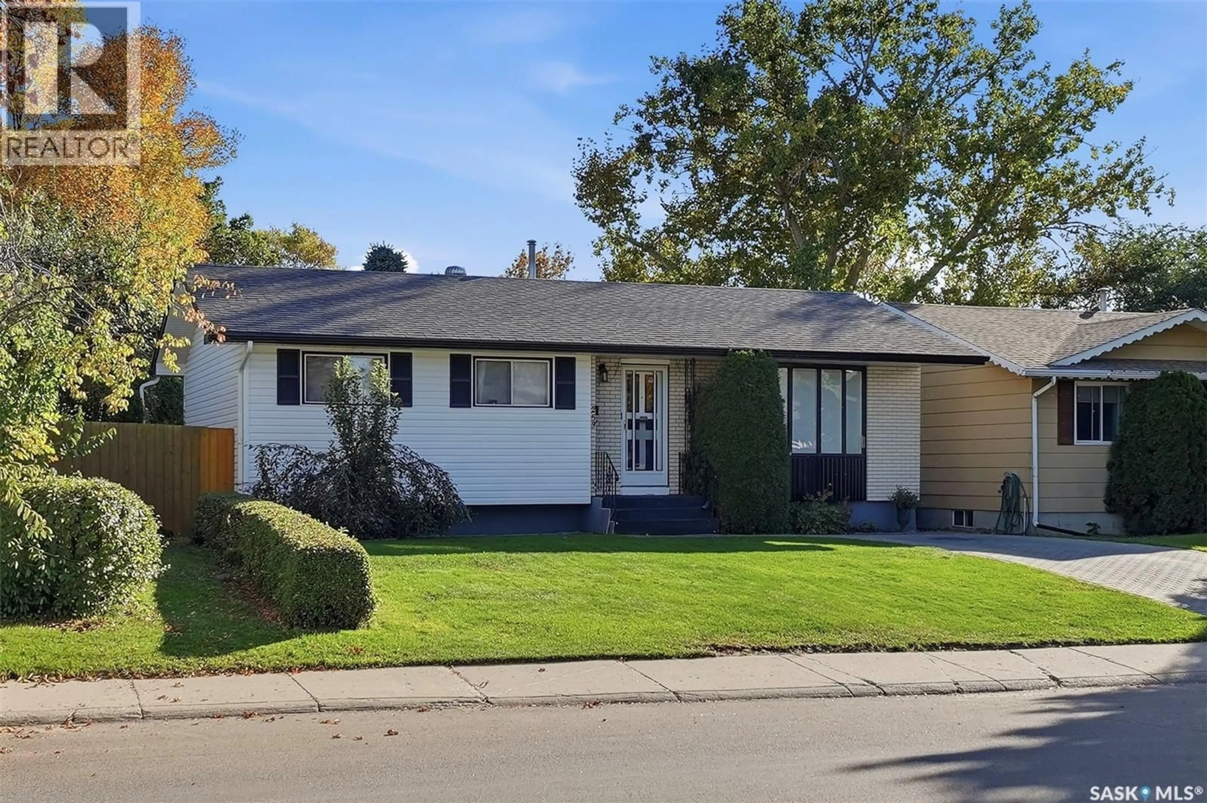 Home with vinyl exterior material, street for 253 LAURENTIAN DRIVE, Saskatoon Saskatchewan S7H4R8