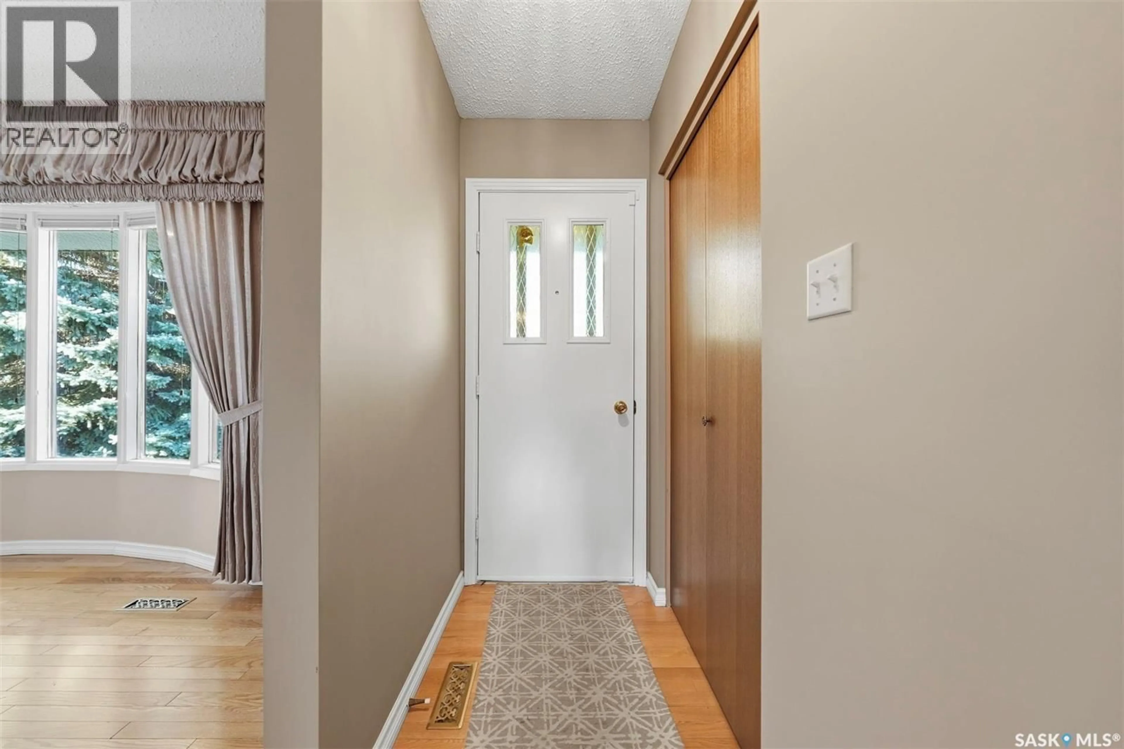 Indoor entryway for 253 LAURENTIAN DRIVE, Saskatoon Saskatchewan S7H4R8