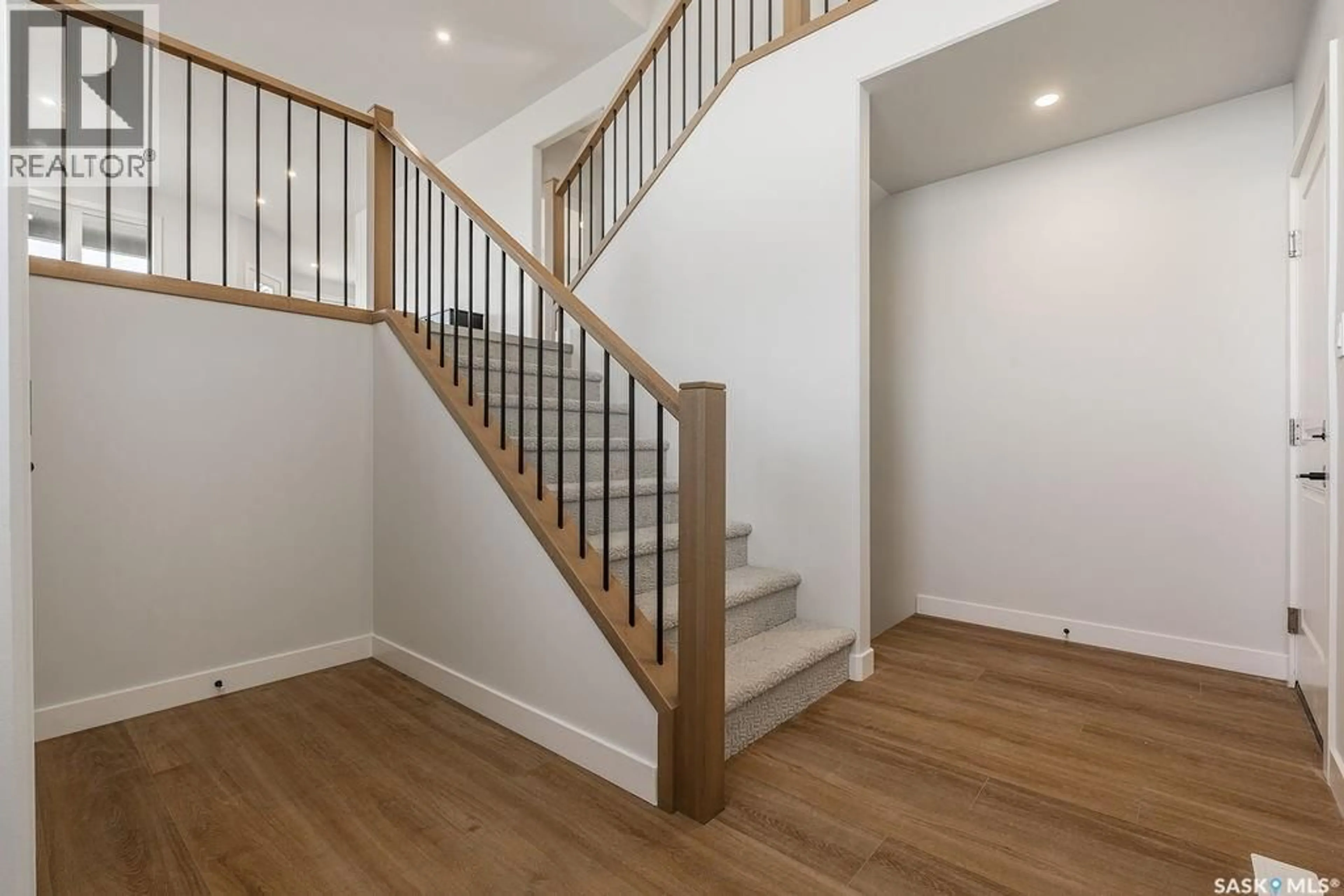 Stairs for 492 WOOLF BEND, Saskatoon Saskatchewan S7W1E4