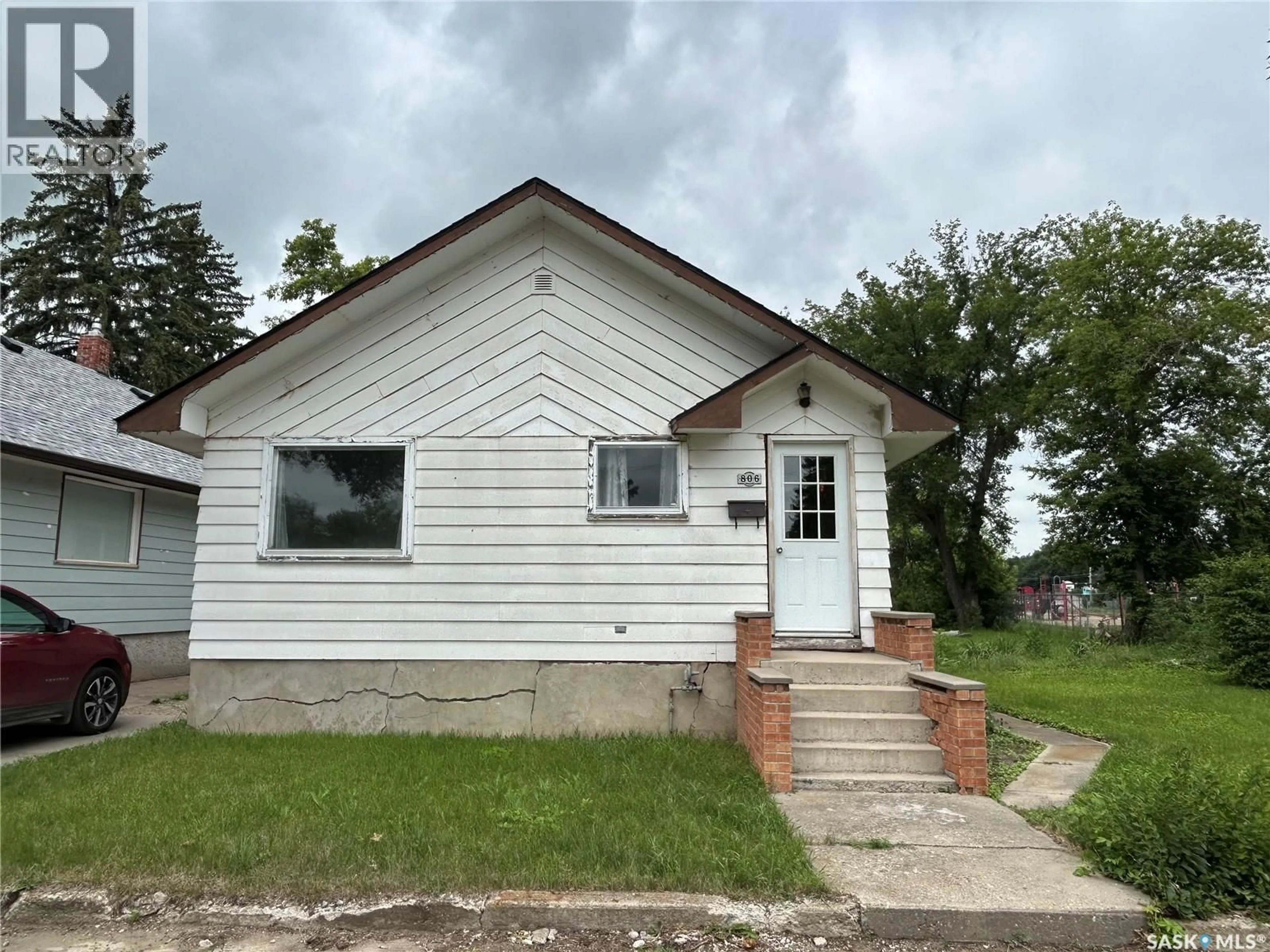 Unknown for 806 5TH AVENUE, Moose Jaw Saskatchewan S6H5W3