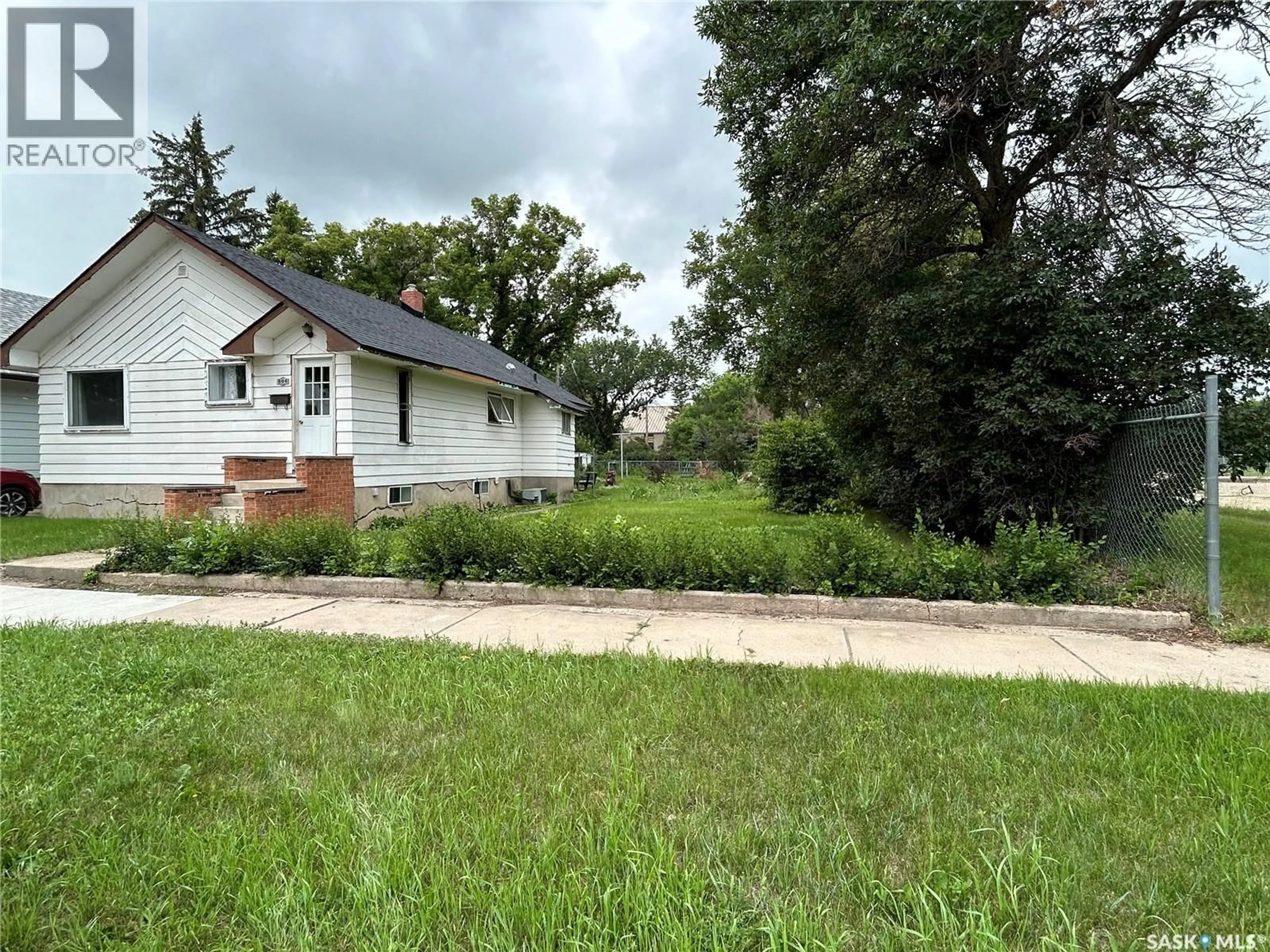 A pic from outside/outdoor area/front of a property/back of a property/a pic from drone, street for 806 5TH AVENUE, Moose Jaw Saskatchewan S6H5W3
