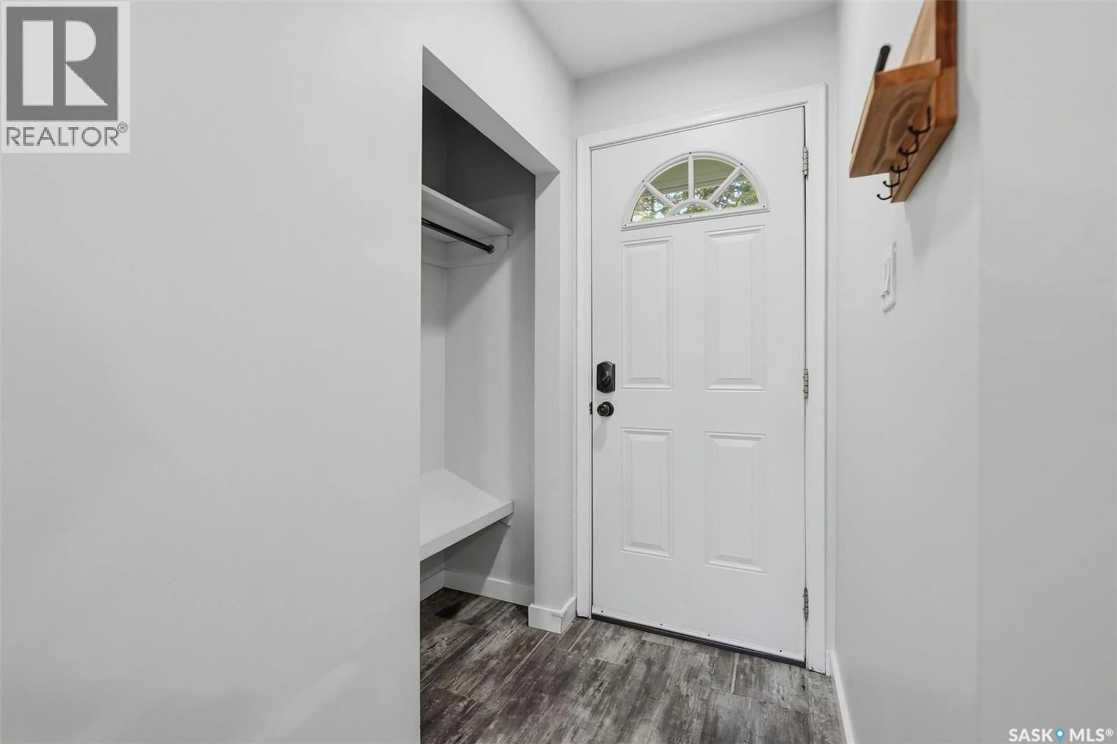 Indoor entryway for 431 ADELAIDE STREET E, Saskatoon Saskatchewan S7J0H9