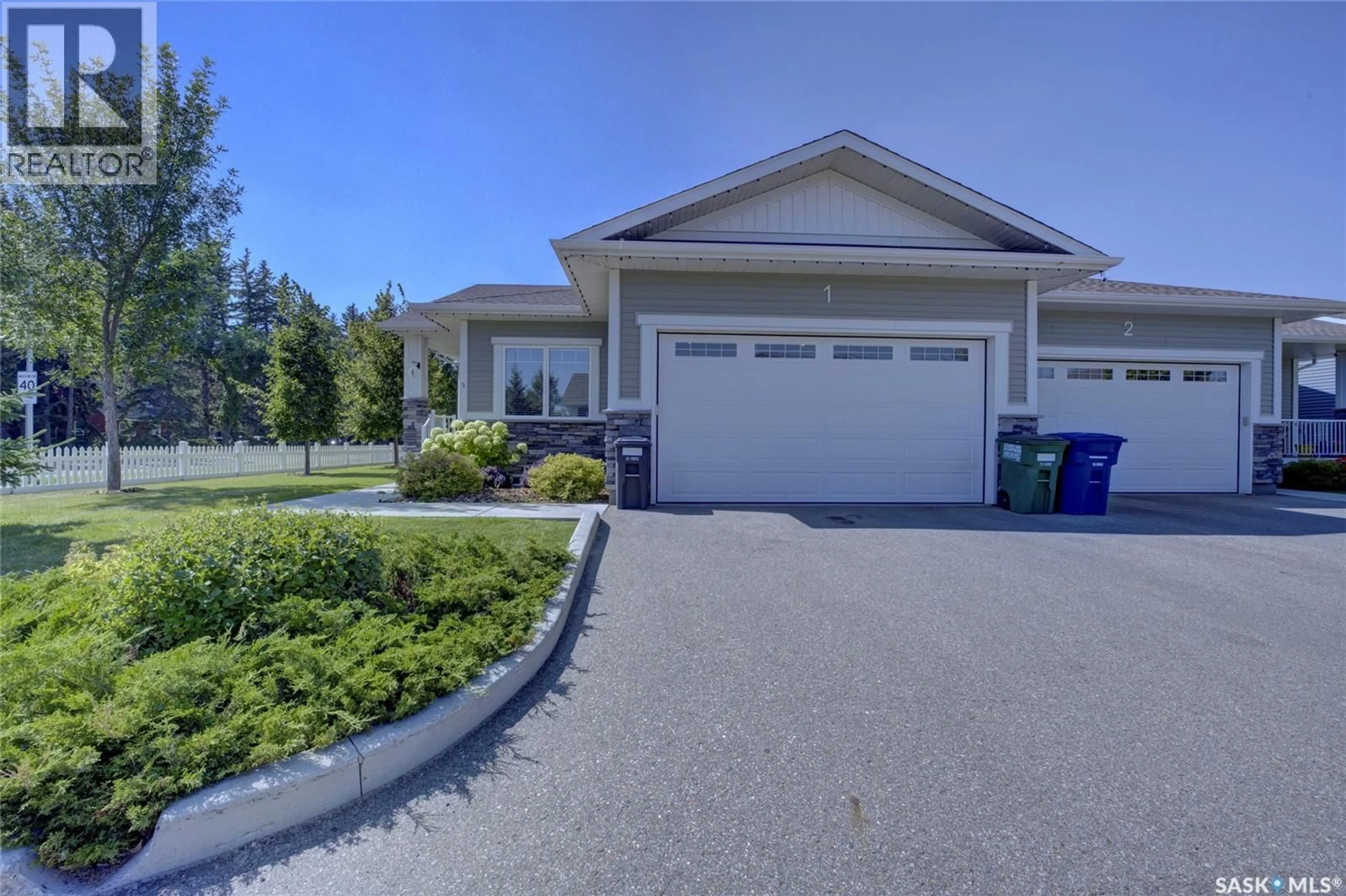 A pic from outside/outdoor area/front of a property/back of a property/a pic from drone, street for 3206 11TH STREET, Saskatoon Saskatchewan S7M5Z1