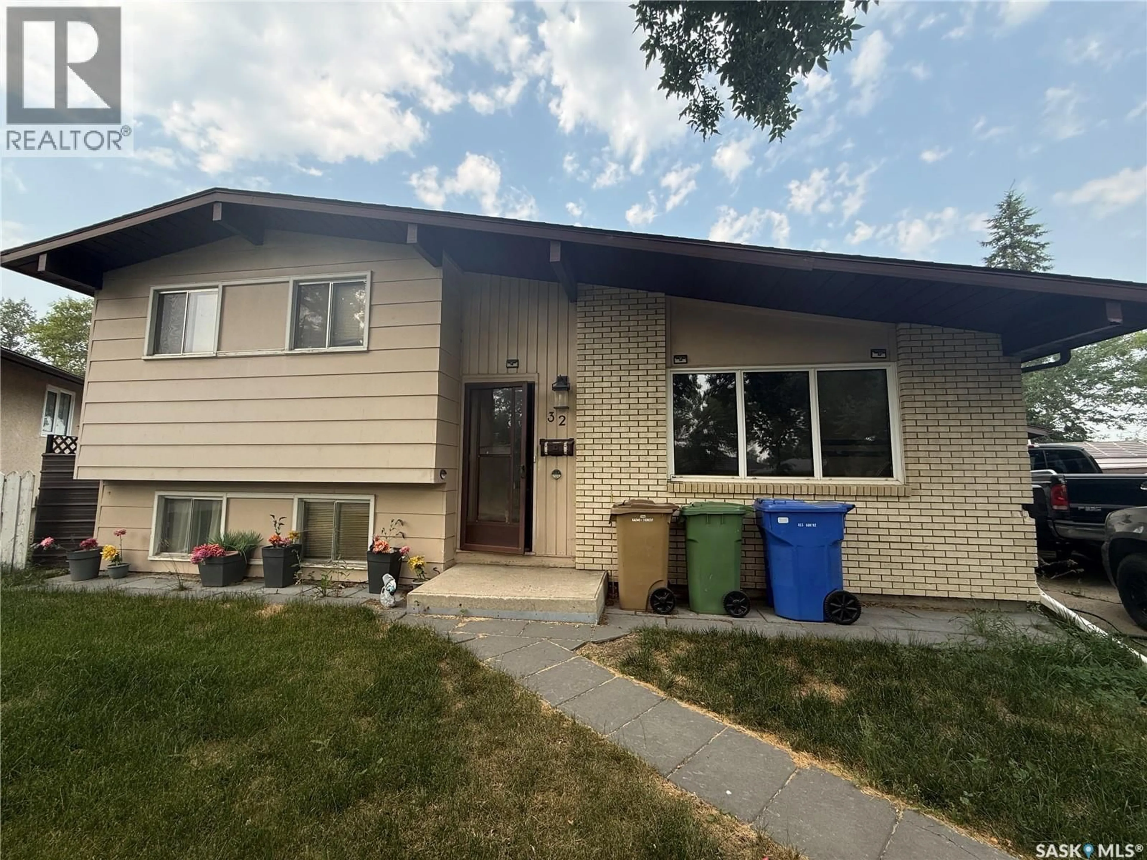 Home with vinyl exterior material, street for 32 COOKSLEY BAY, Regina Saskatchewan S4N4G4