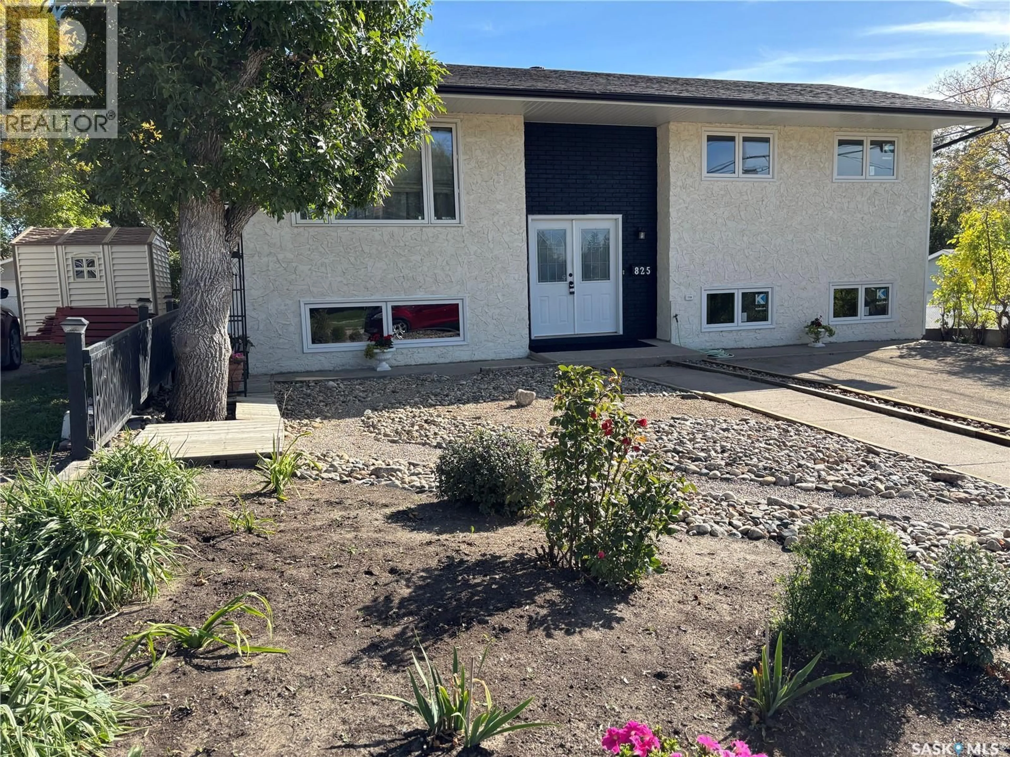 A pic from outside/outdoor area/front of a property/back of a property/a pic from drone, unknown for 825 7TH AVENUE, Moose Jaw Saskatchewan S6H4C1