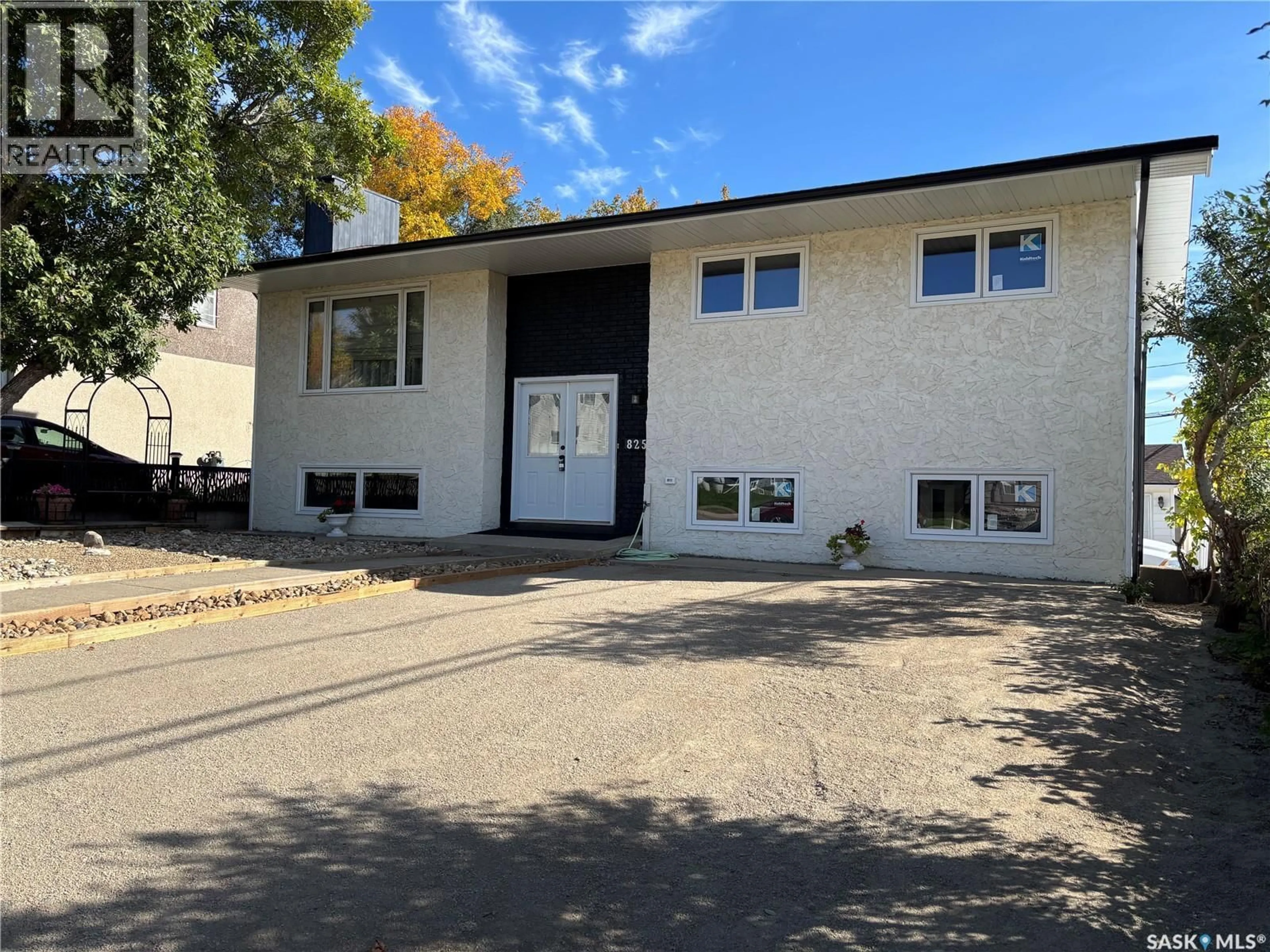 Home with vinyl exterior material, unknown for 825 7TH AVENUE, Moose Jaw Saskatchewan S6H4C1