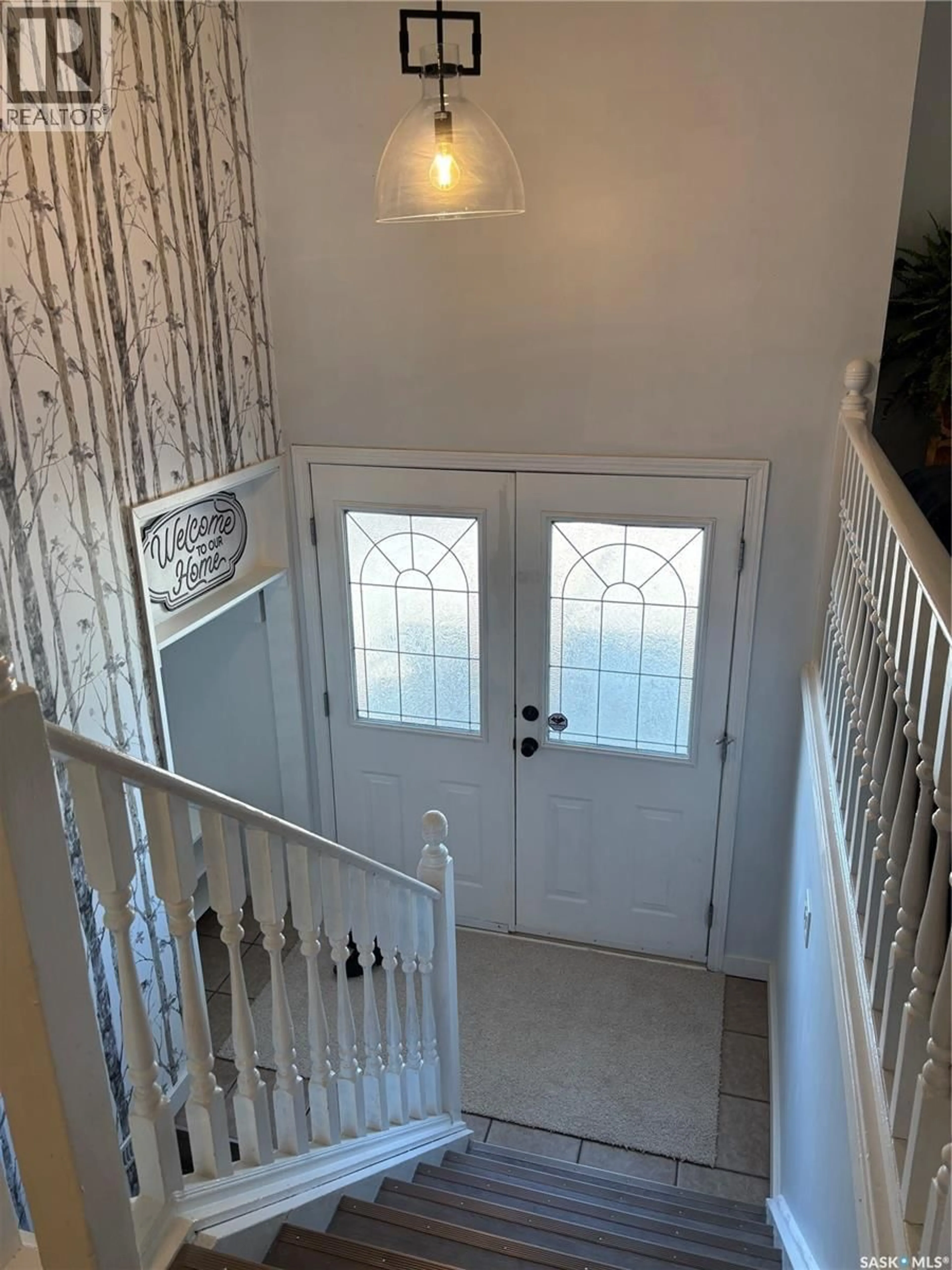 Indoor foyer for 825 7TH AVENUE, Moose Jaw Saskatchewan S6H4C1