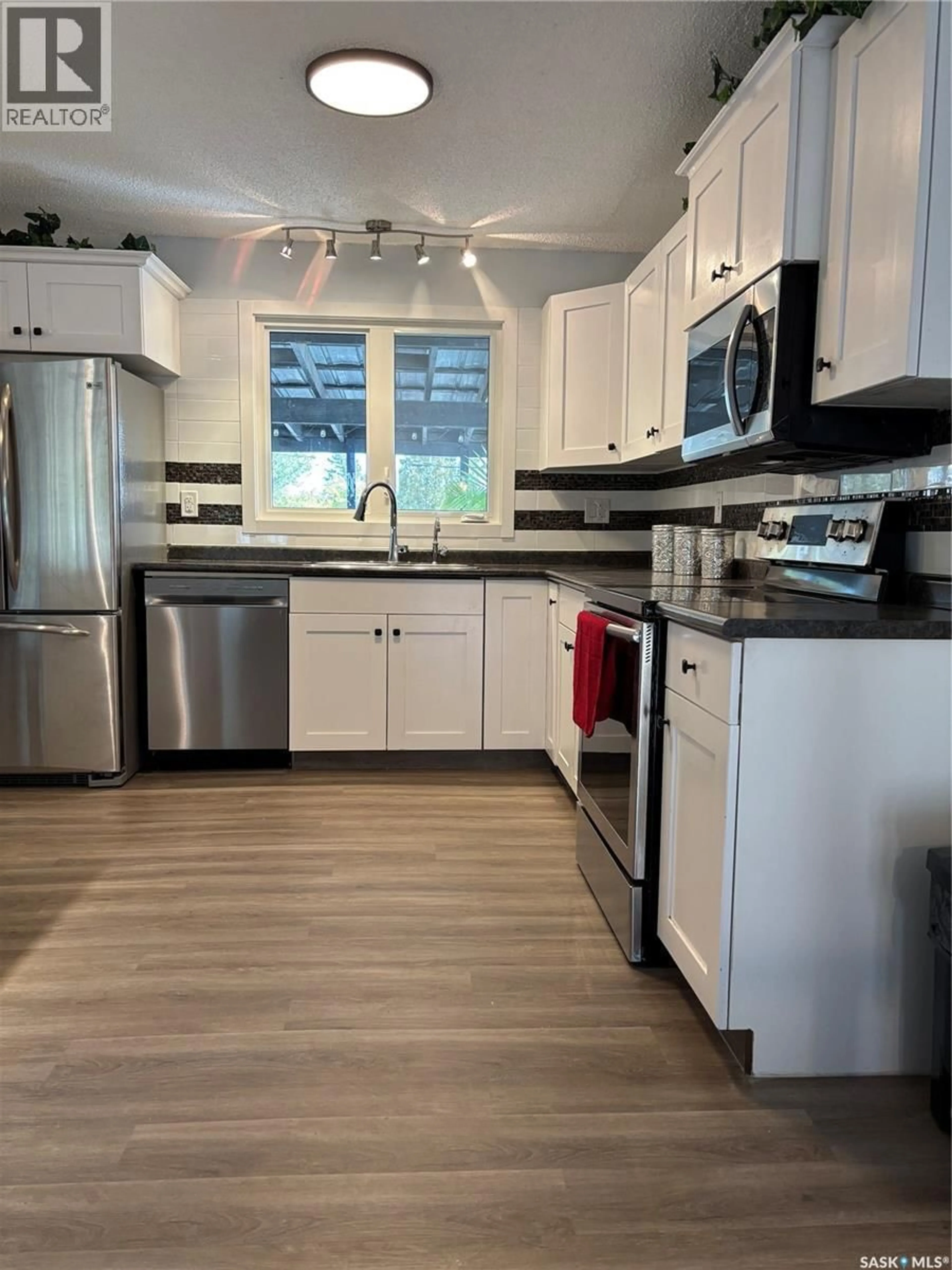 Open concept kitchen, ceramic/tile floor for 825 7TH AVENUE, Moose Jaw Saskatchewan S6H4C1