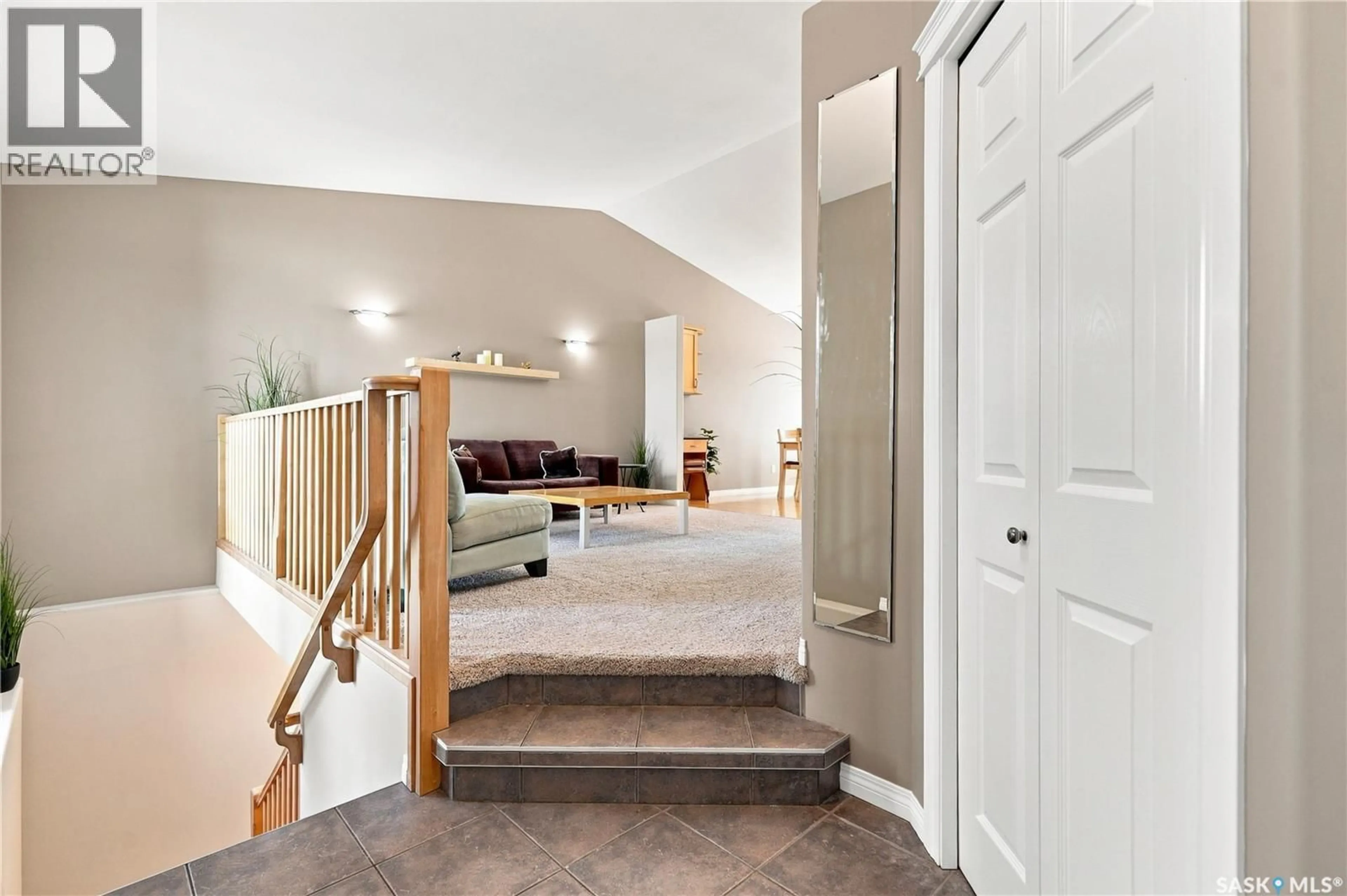 Indoor foyer for 410 BOURGONJE COURT, Saskatoon Saskatchewan S7S1L7