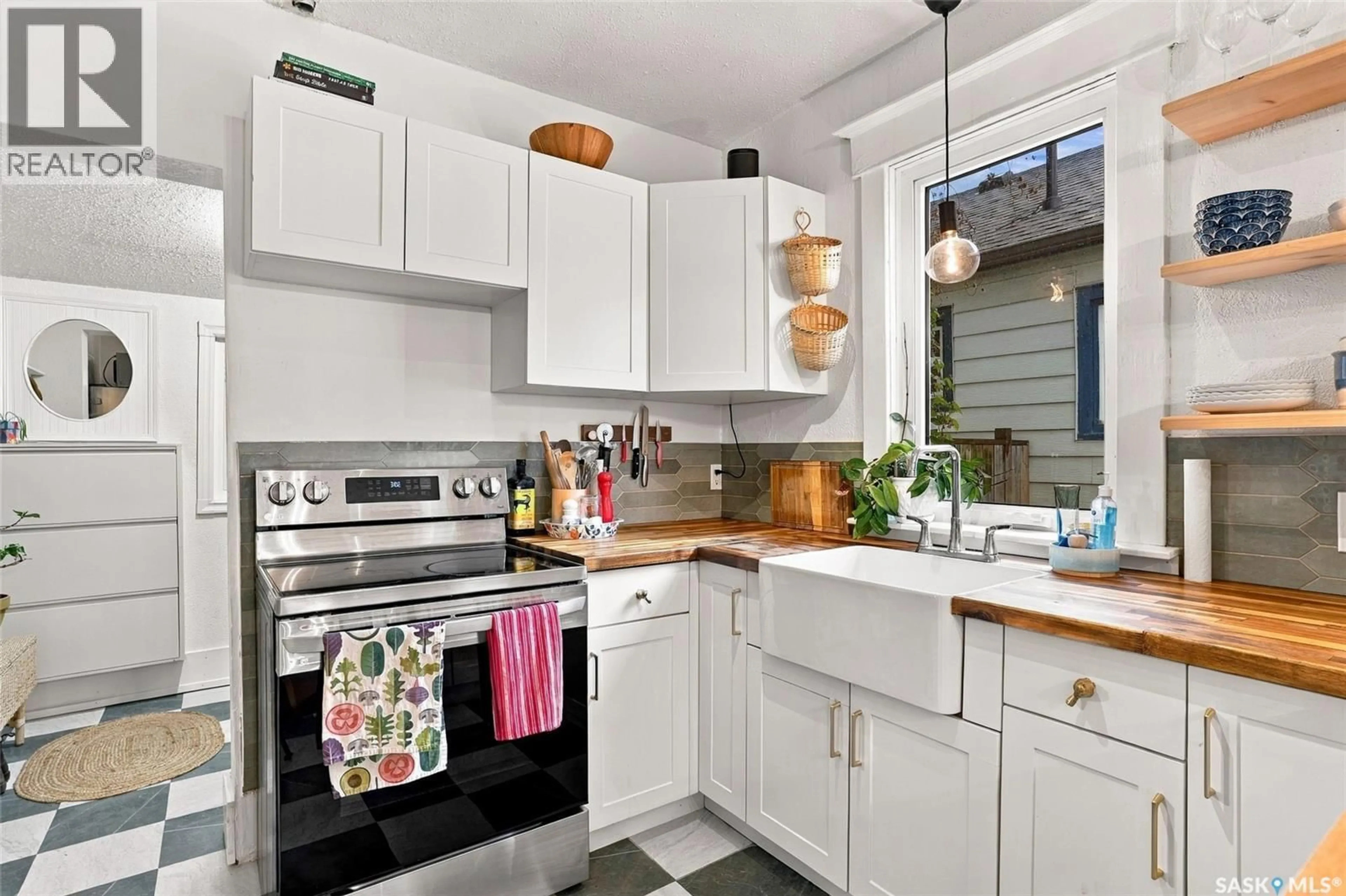 Standard kitchen, unknown for 1116 B AVENUE, Saskatoon Saskatchewan S7L1G1
