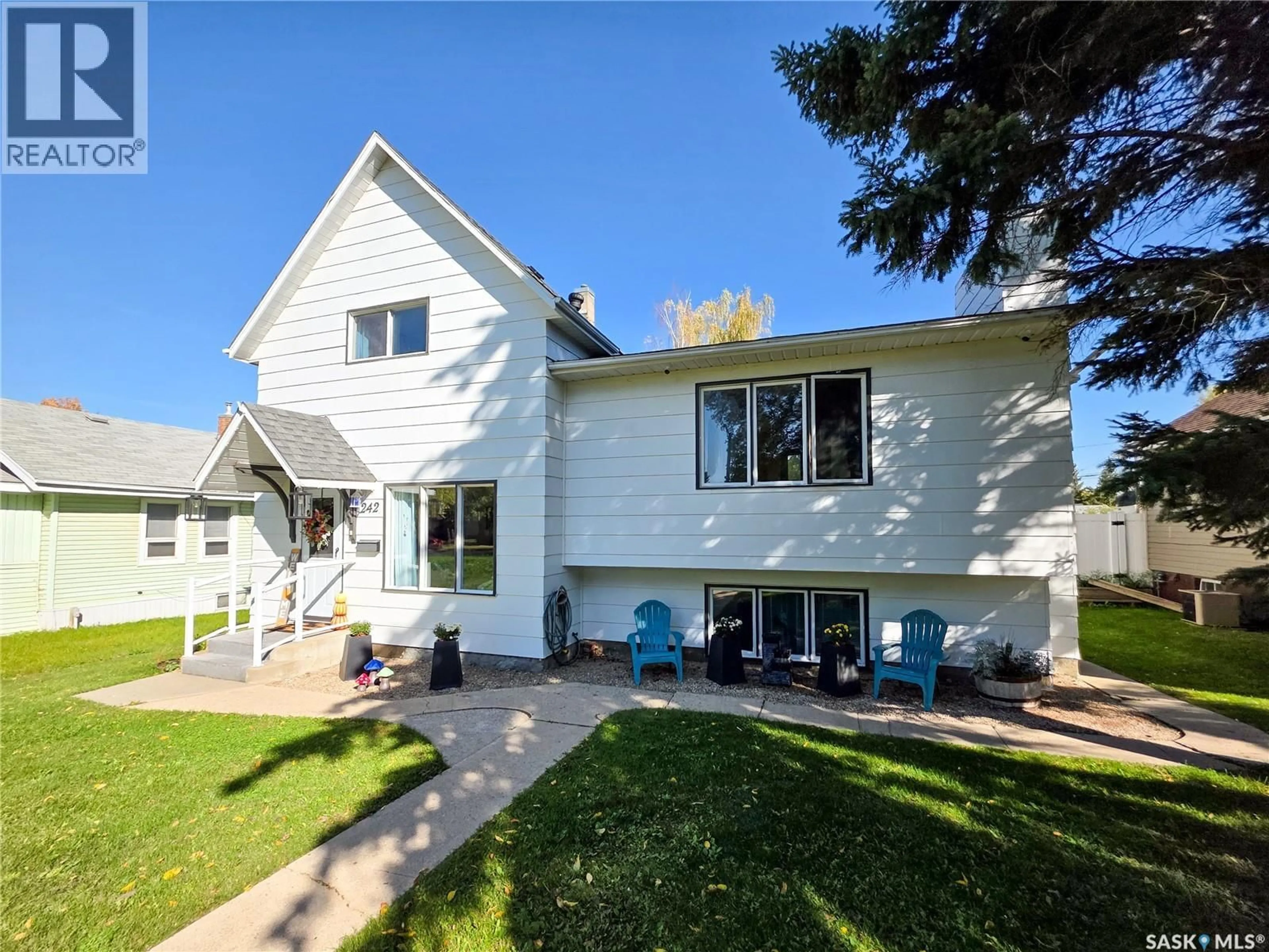 Home with vinyl exterior material, street for 242 6TH AVENUE, Melville Saskatchewan S0A2P0