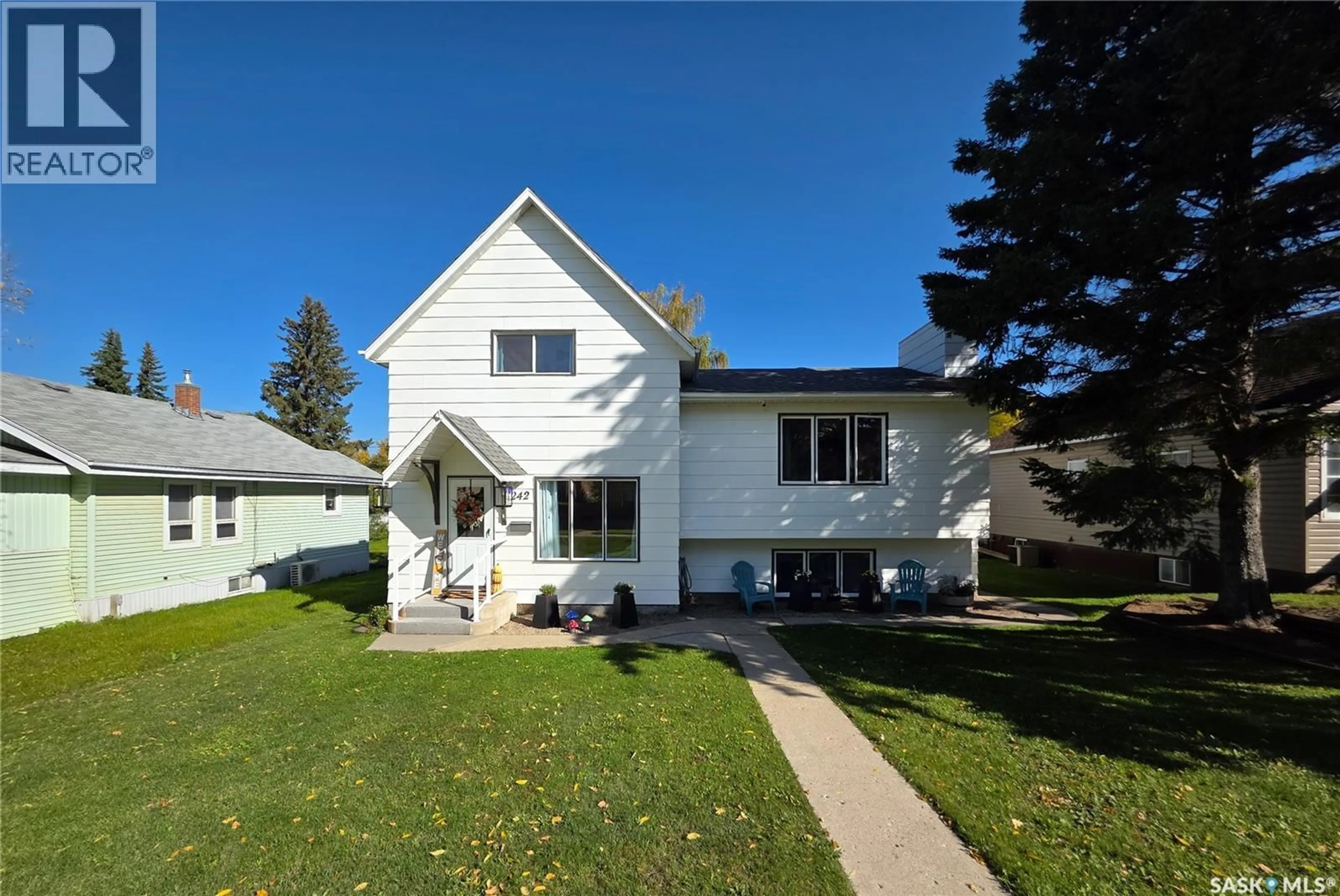 Home with vinyl exterior material, street for 242 6TH AVENUE, Melville Saskatchewan S0A2P0