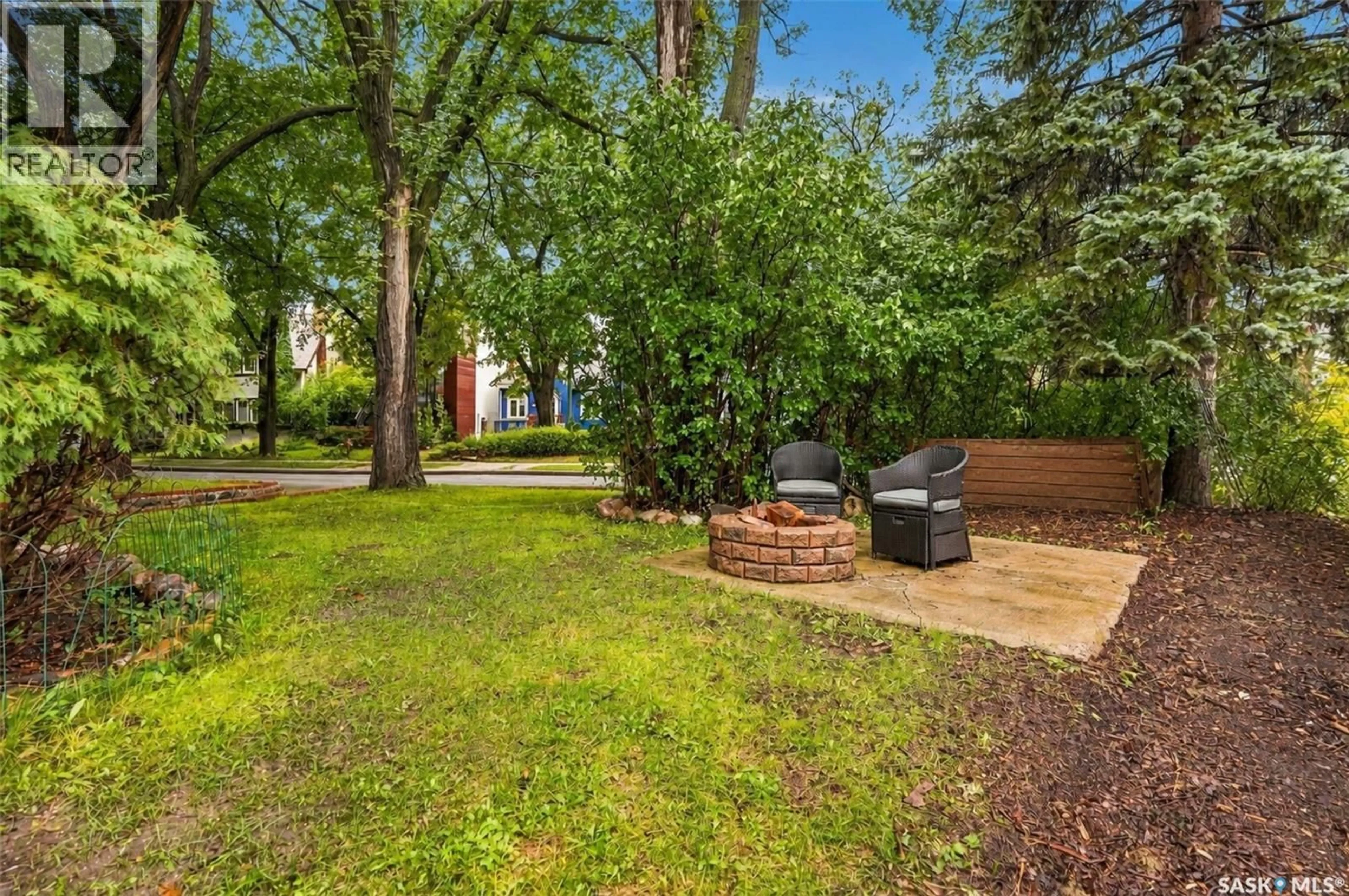 Patio, street for 131 CONNAUGHT CRESCENT, Regina Saskatchewan S4T6M8