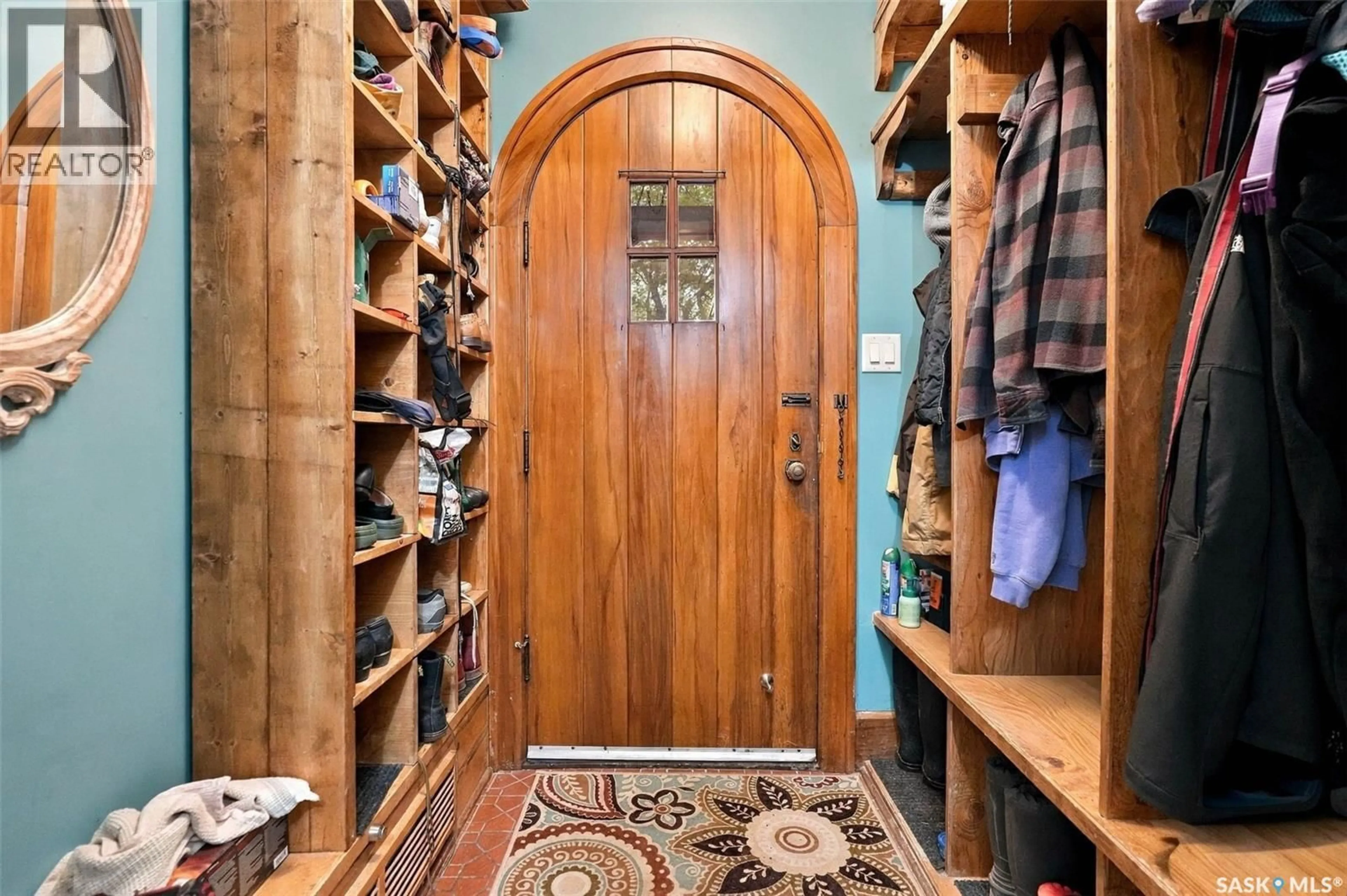 Indoor entryway for 131 CONNAUGHT CRESCENT, Regina Saskatchewan S4T6M8
