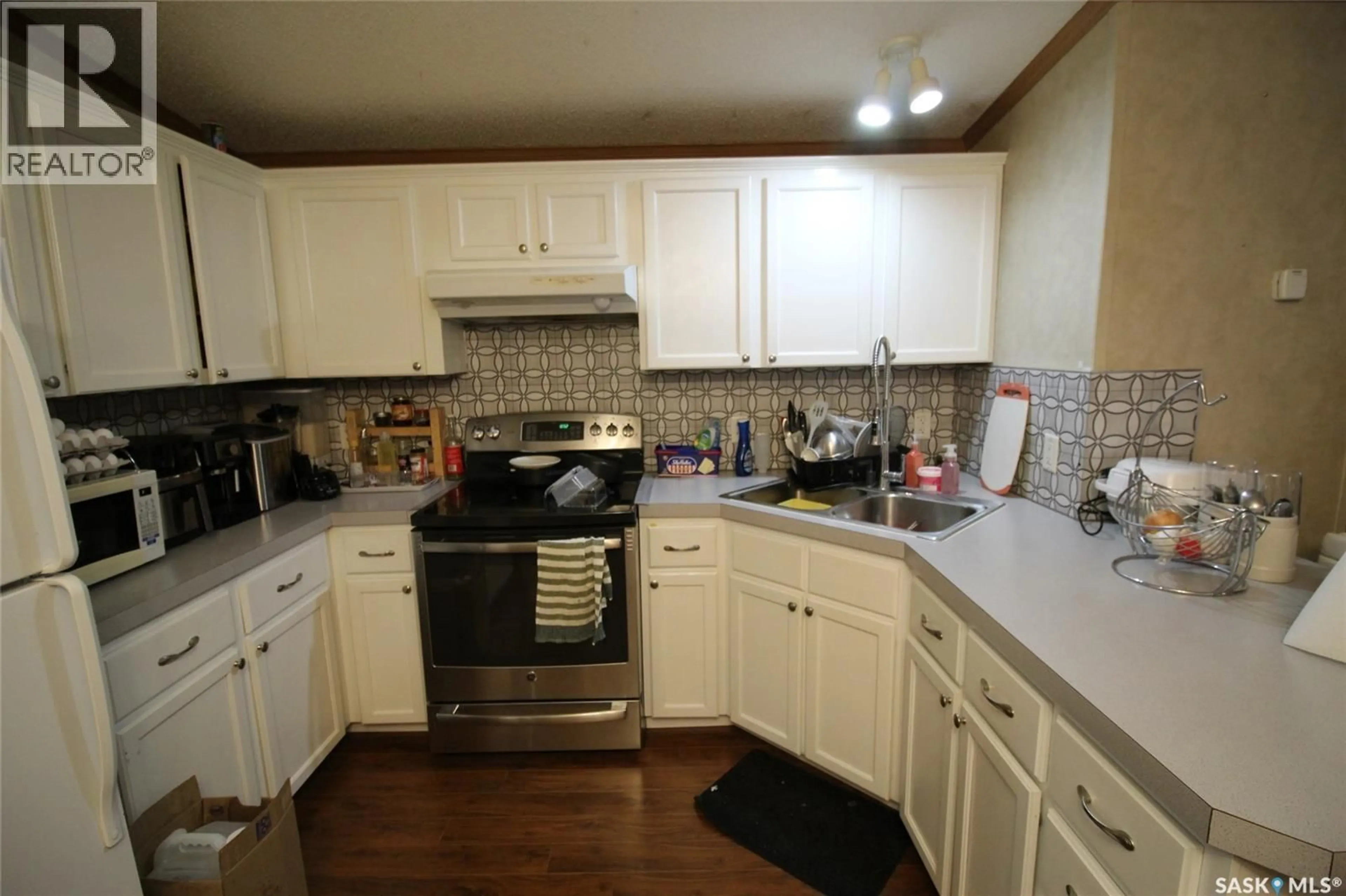 Standard kitchen, ceramic/tile floor for 3027 NORMAN PLACE, Frontier Saskatchewan S0N0W0