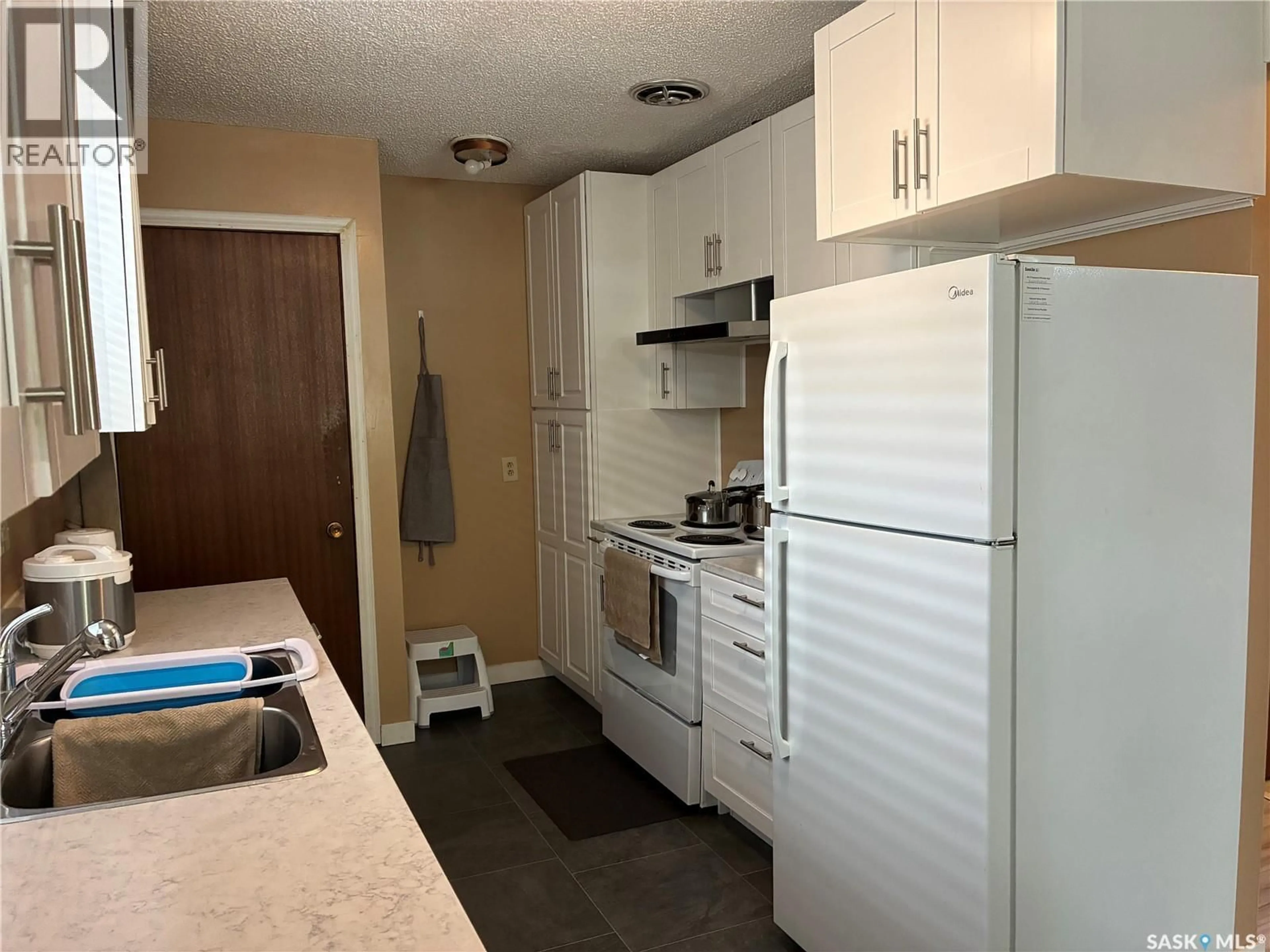 Standard kitchen, unknown for 1055 CAMERON STREET, Regina Saskatchewan S4V1A8