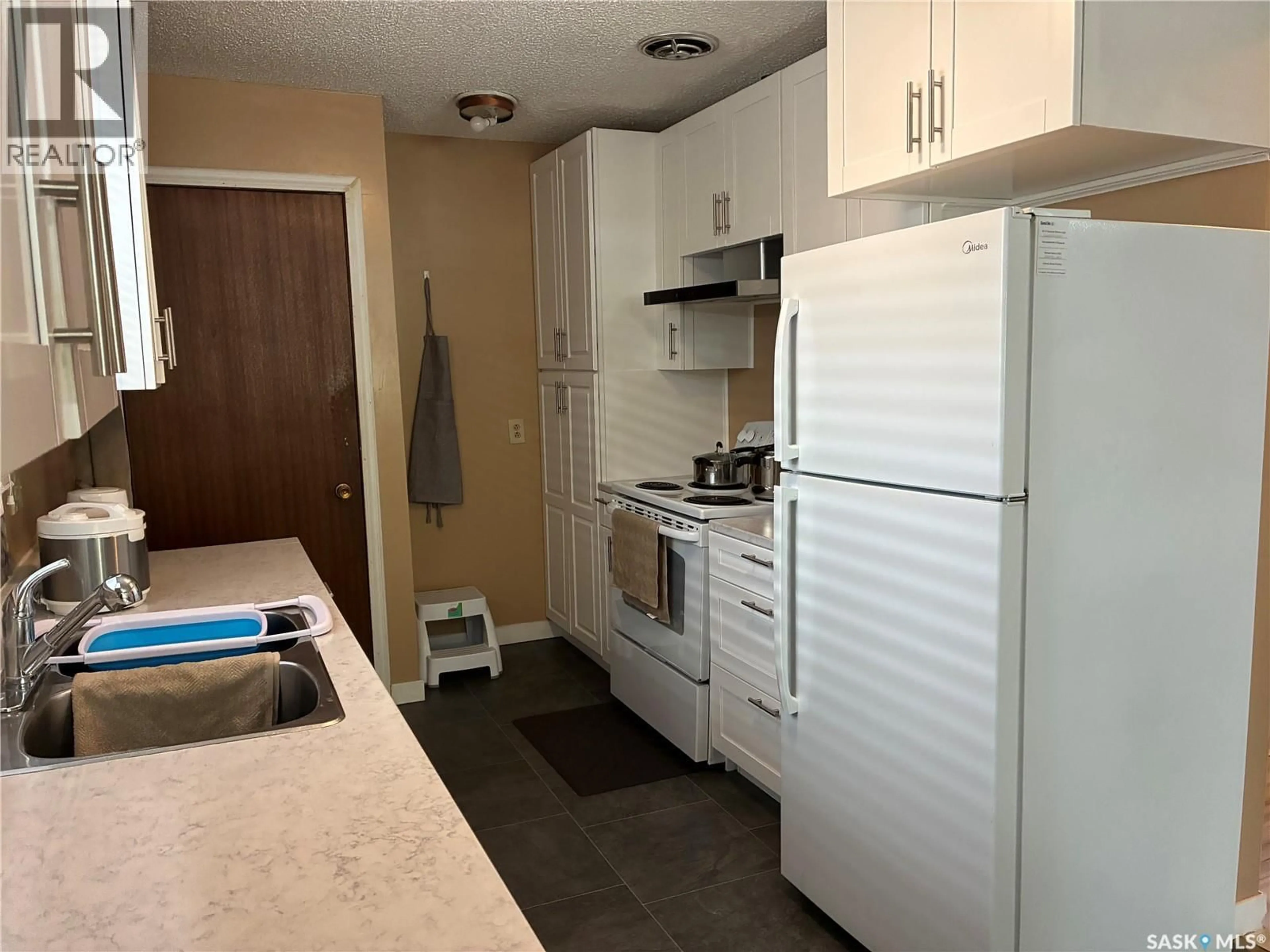 Standard kitchen, unknown for 1055 CAMERON STREET, Regina Saskatchewan S4V1A8