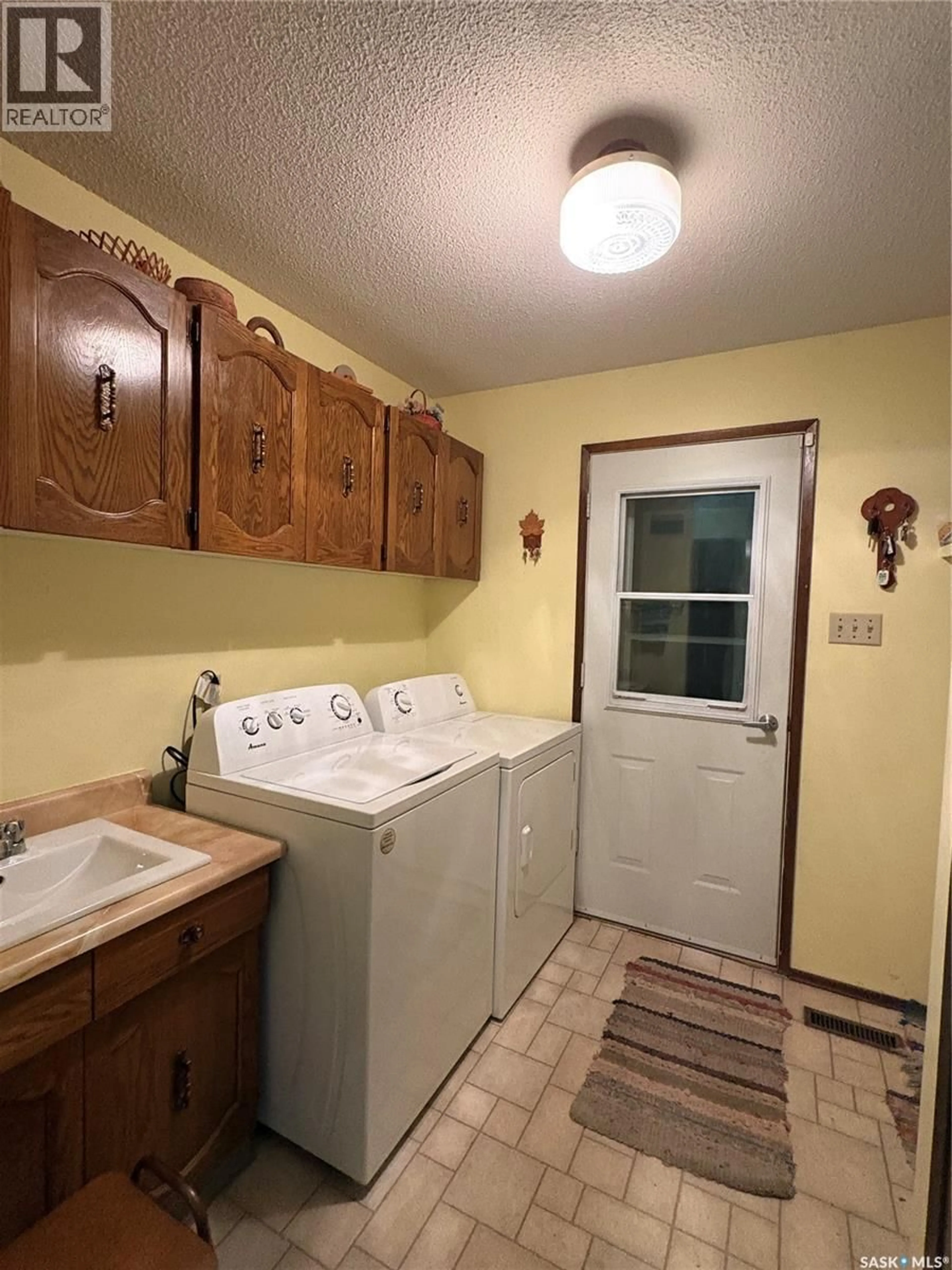 Laundry room for 300 LIVINGSTONE ROAD, Pelly Saskatchewan S0A2Z0