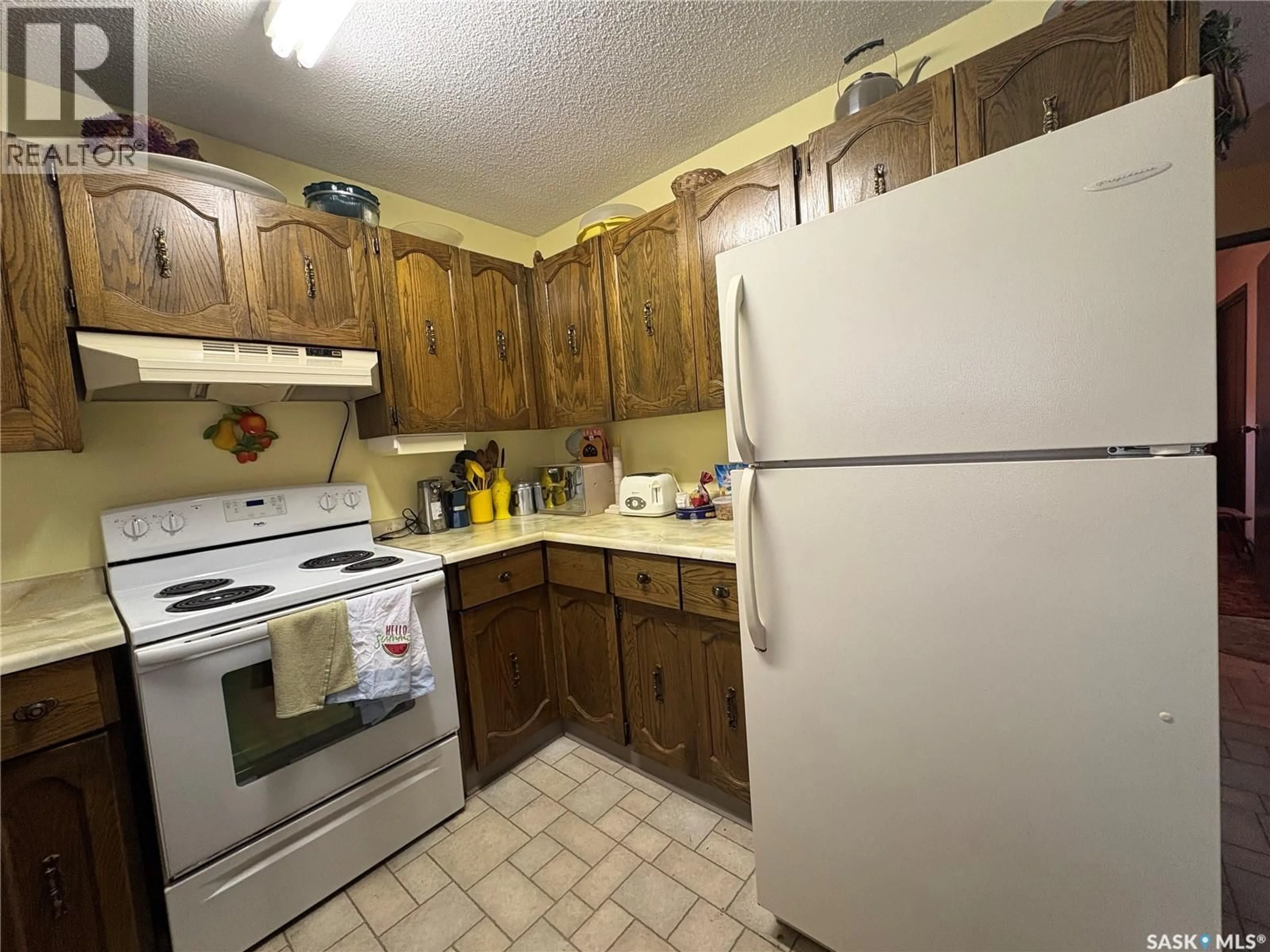 Standard kitchen, unknown for 300 LIVINGSTONE ROAD, Pelly Saskatchewan S0A2Z0