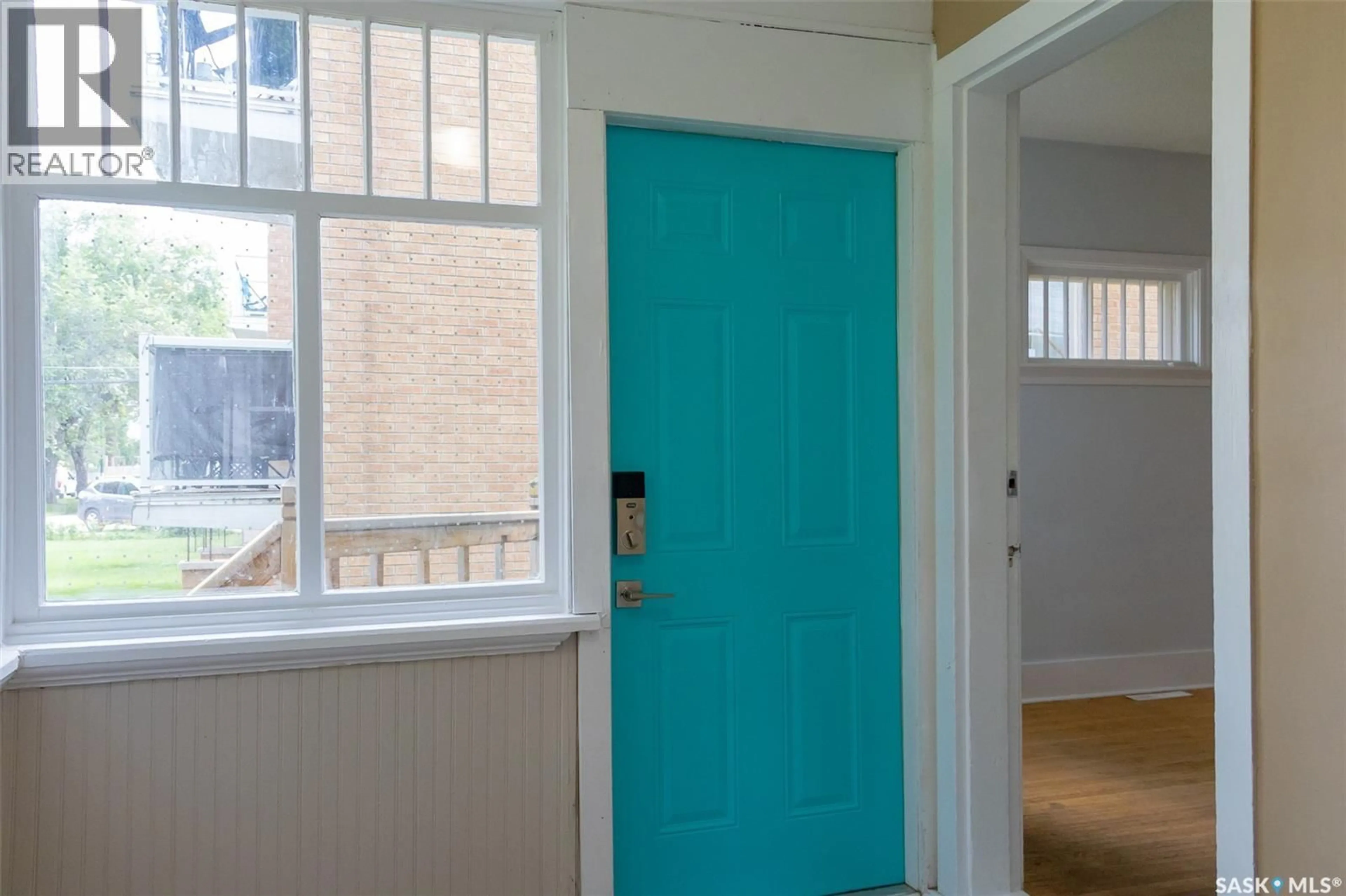 Indoor entryway for 1019 C AVENUE, Saskatoon Saskatchewan S7L1K1