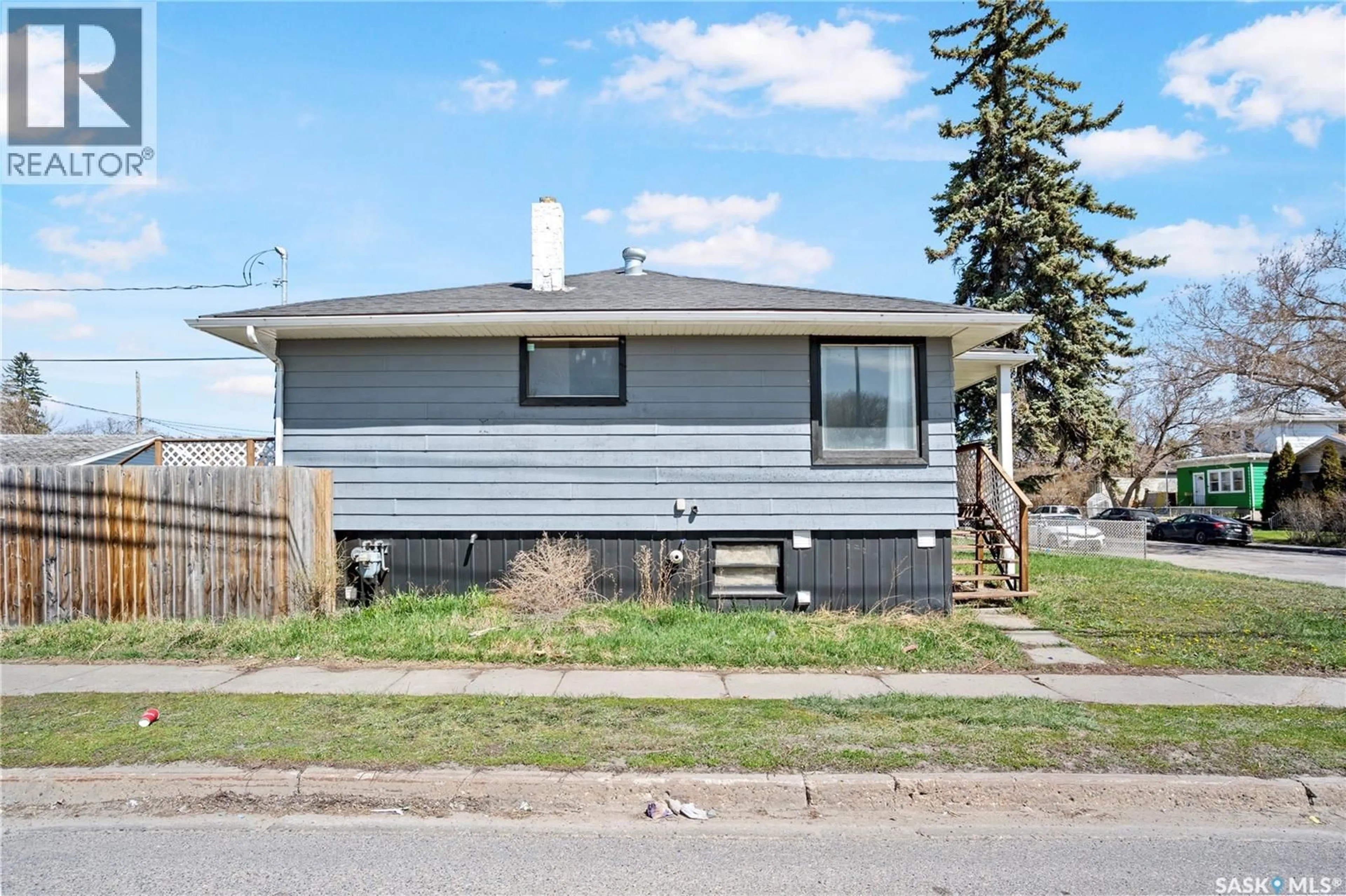 Home with vinyl exterior material, street for 978 LINDSAY STREET, Regina Saskatchewan S4N3A6