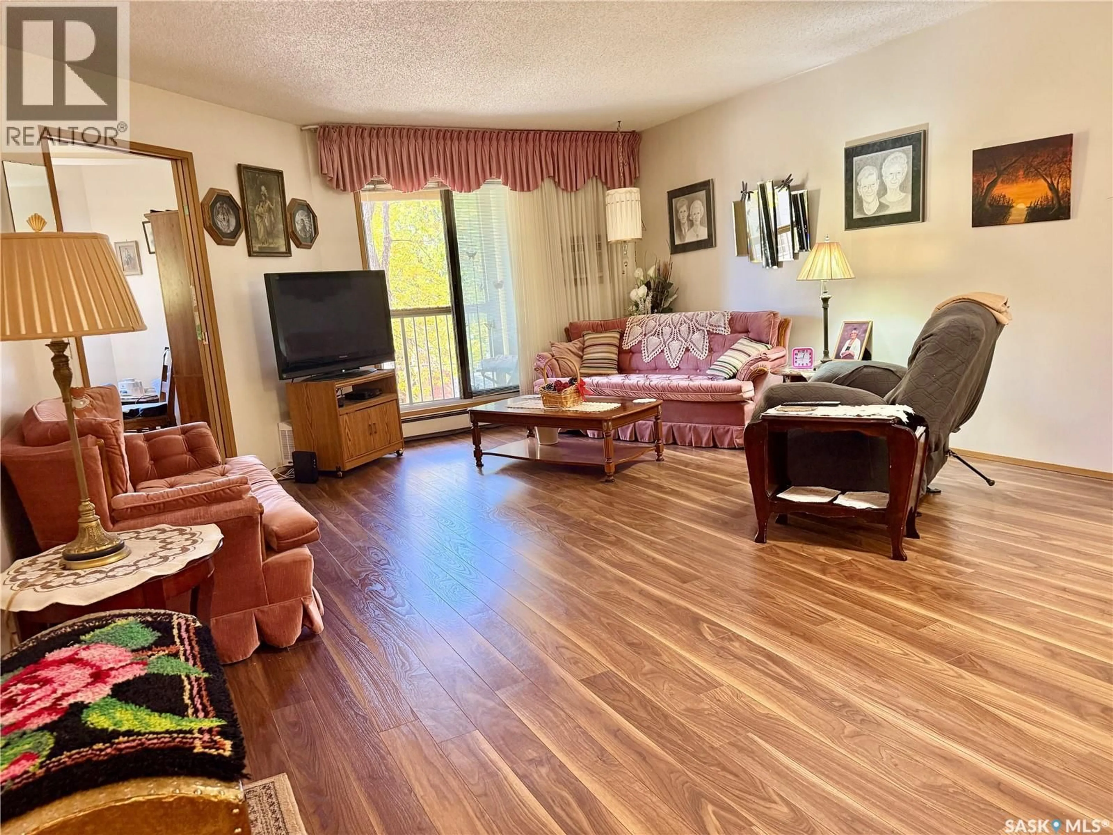 Living room with furniture, unknown for 305 - 525 5TH AVENUE N, Saskatoon Saskatchewan S7K2R1
