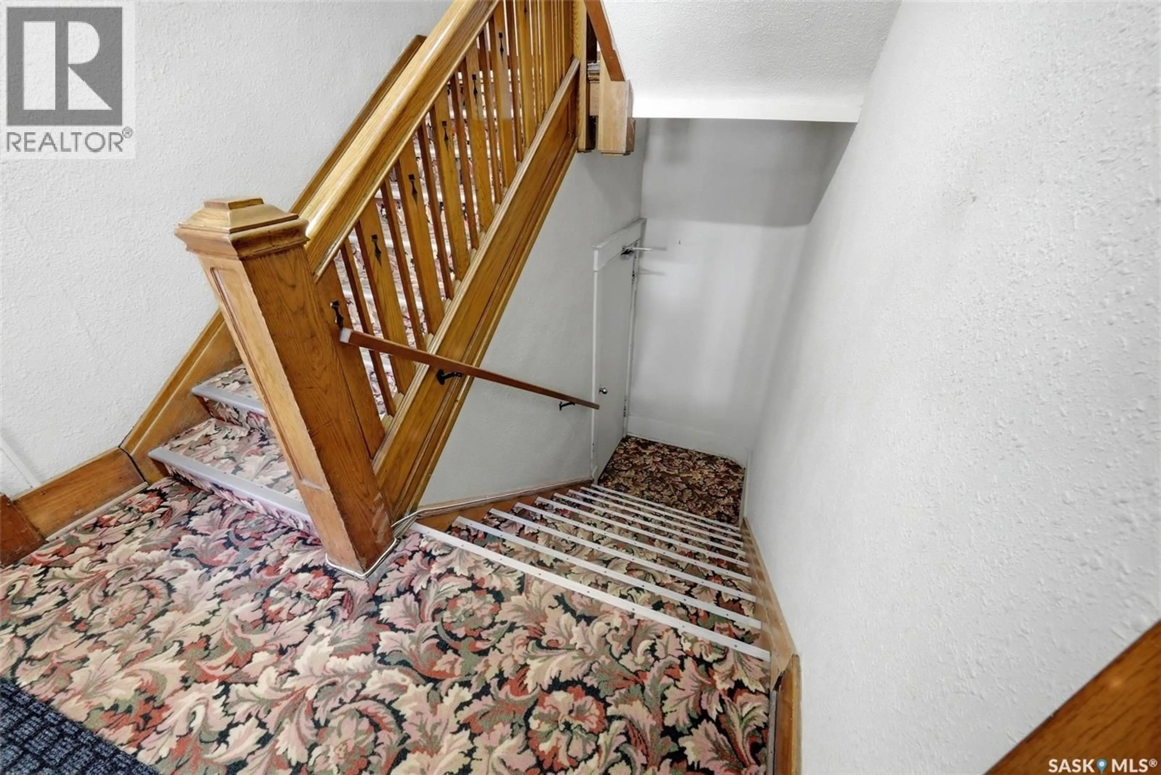 Stairs for 29 - 2201 14TH AVENUE, Regina Saskatchewan S4P0X9
