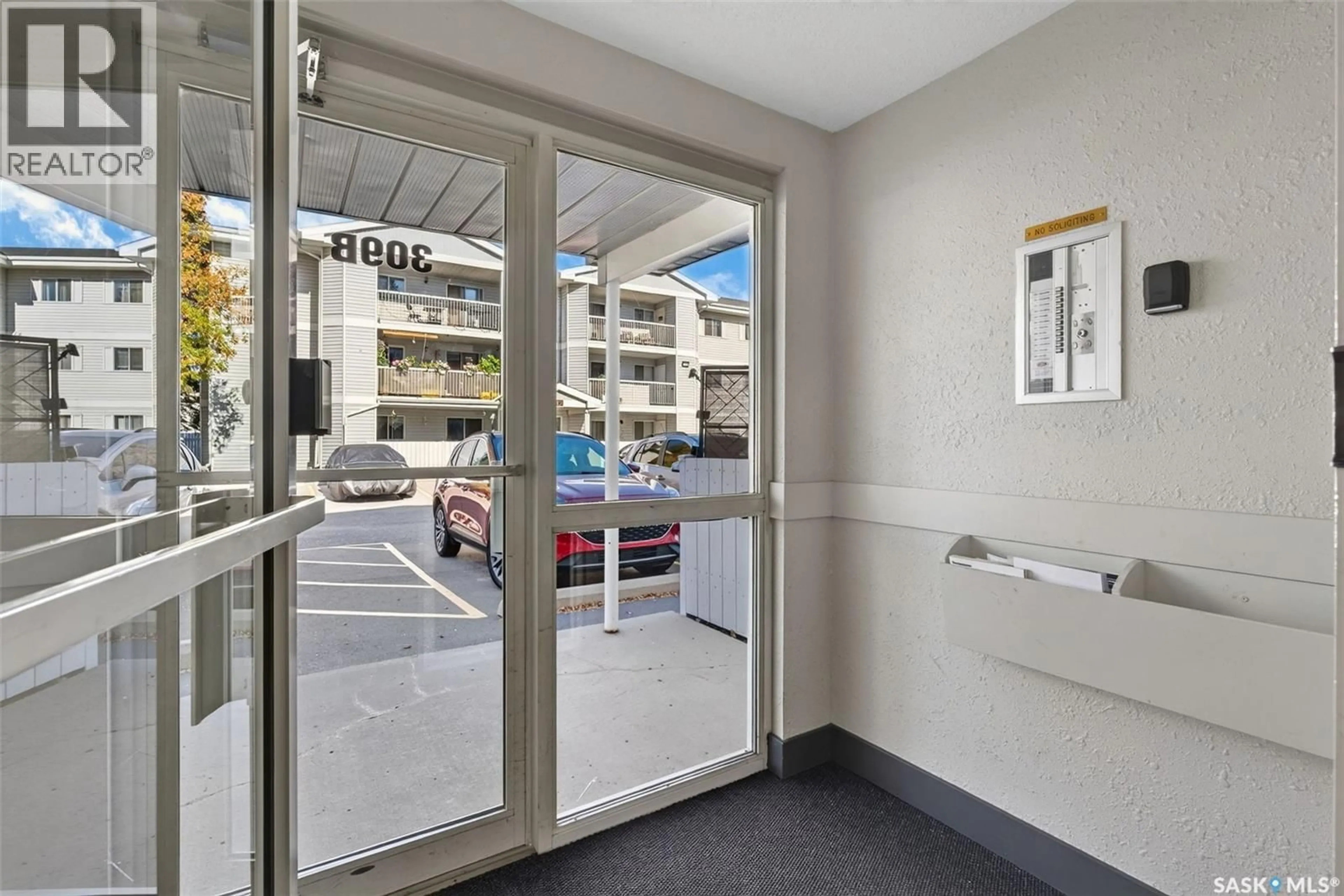 Indoor foyer for 106 309 CREE CRESCENT, Saskatoon Saskatchewan S7K7Y3