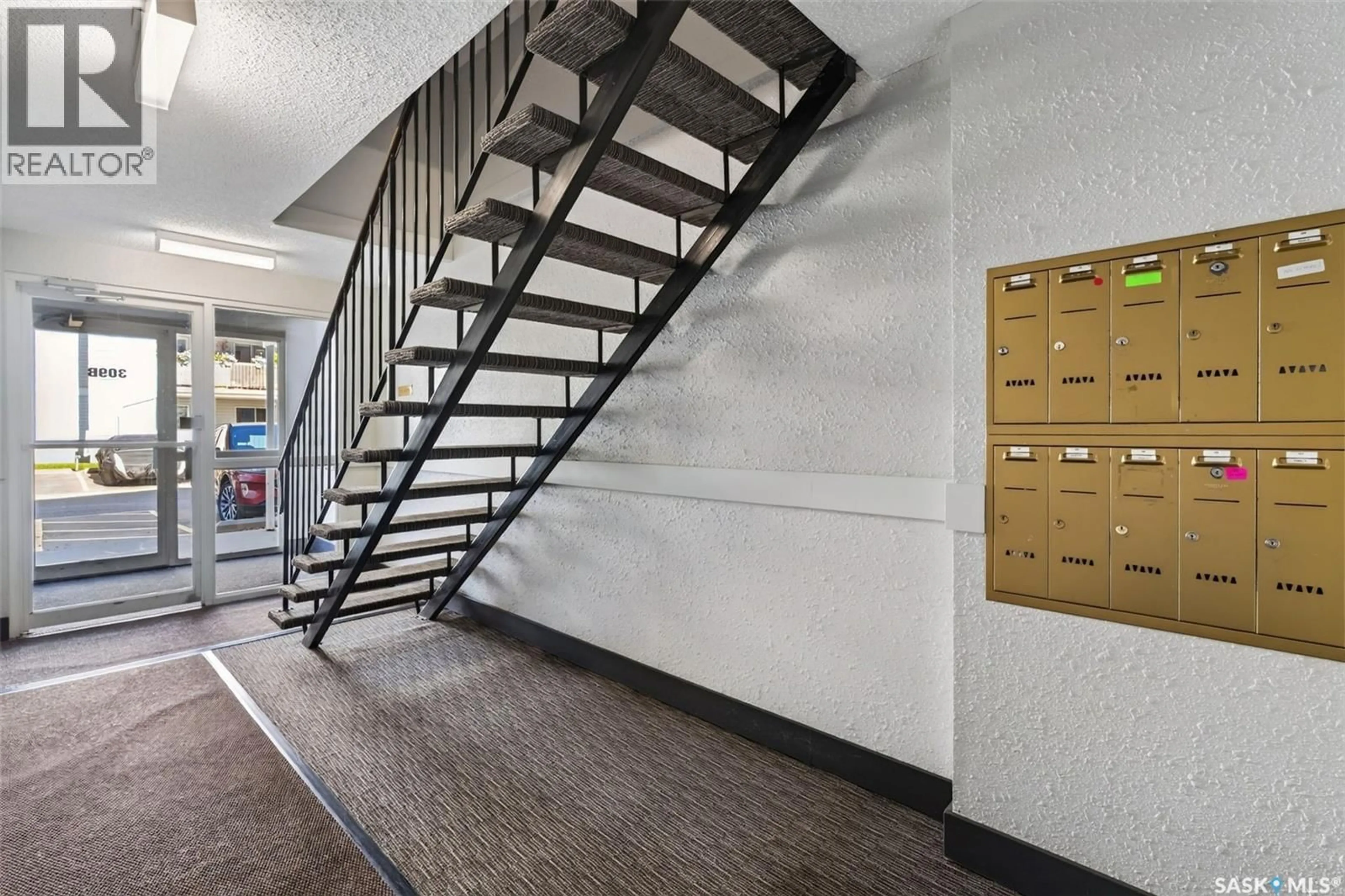 Indoor foyer for 106 309 CREE CRESCENT, Saskatoon Saskatchewan S7K7Y3