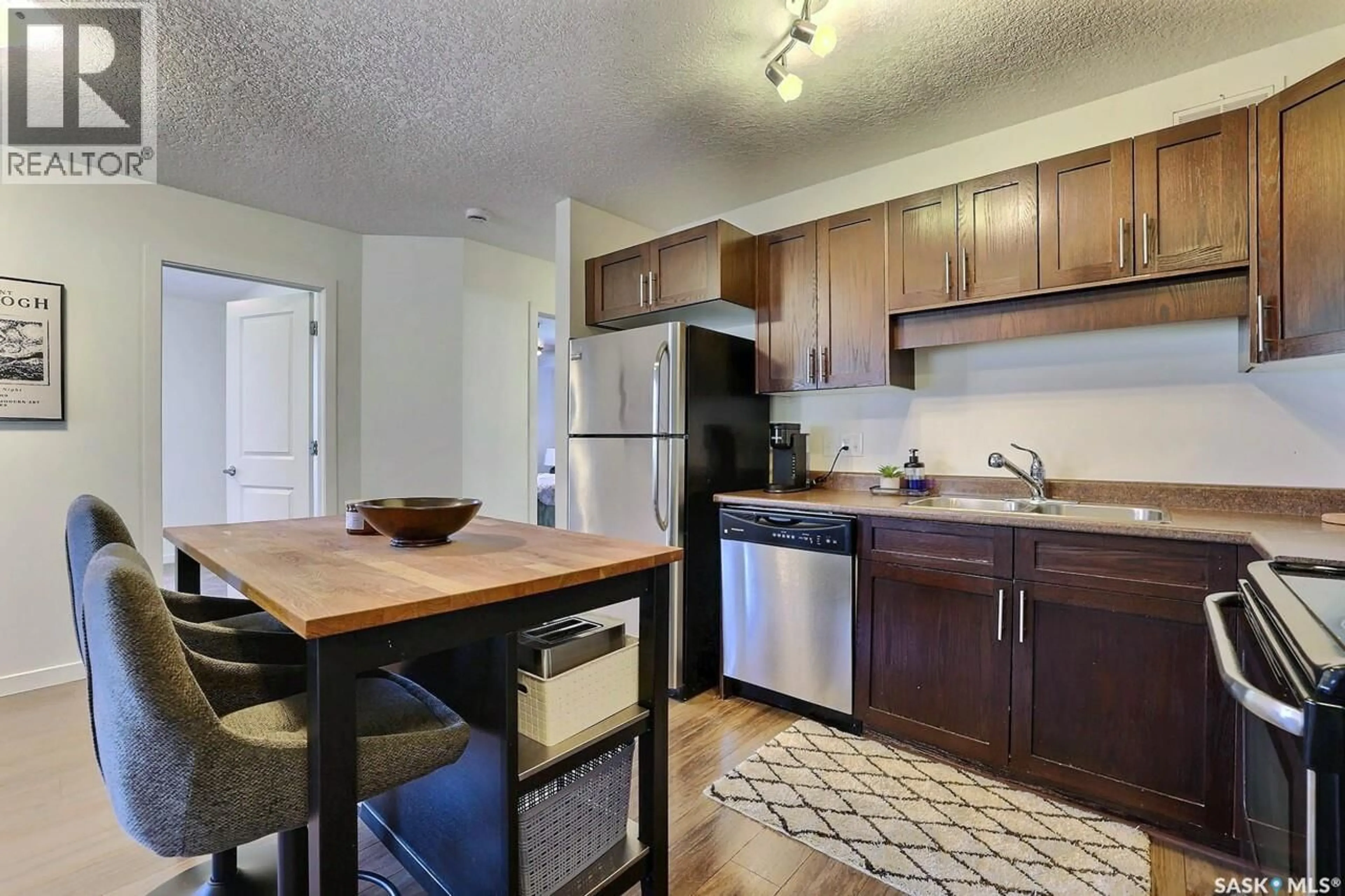 Standard kitchen, wood/laminate floor for 113 - 5521 BLAKE CRESCENT, Regina Saskatchewan S4X0J1