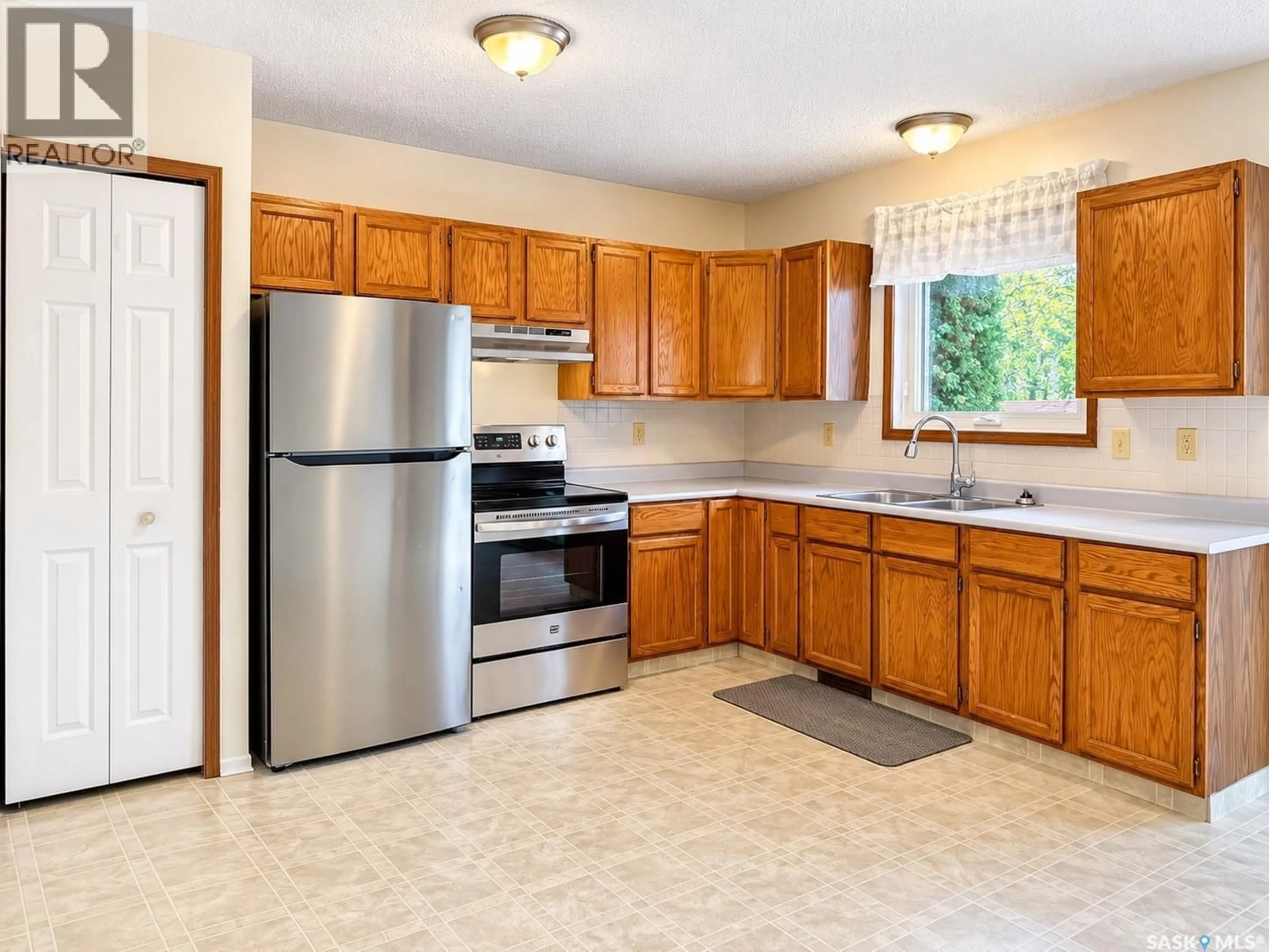 Standard kitchen, unknown for 3205 BLISS CRESCENT, Prince Albert Saskatchewan S6V7M1