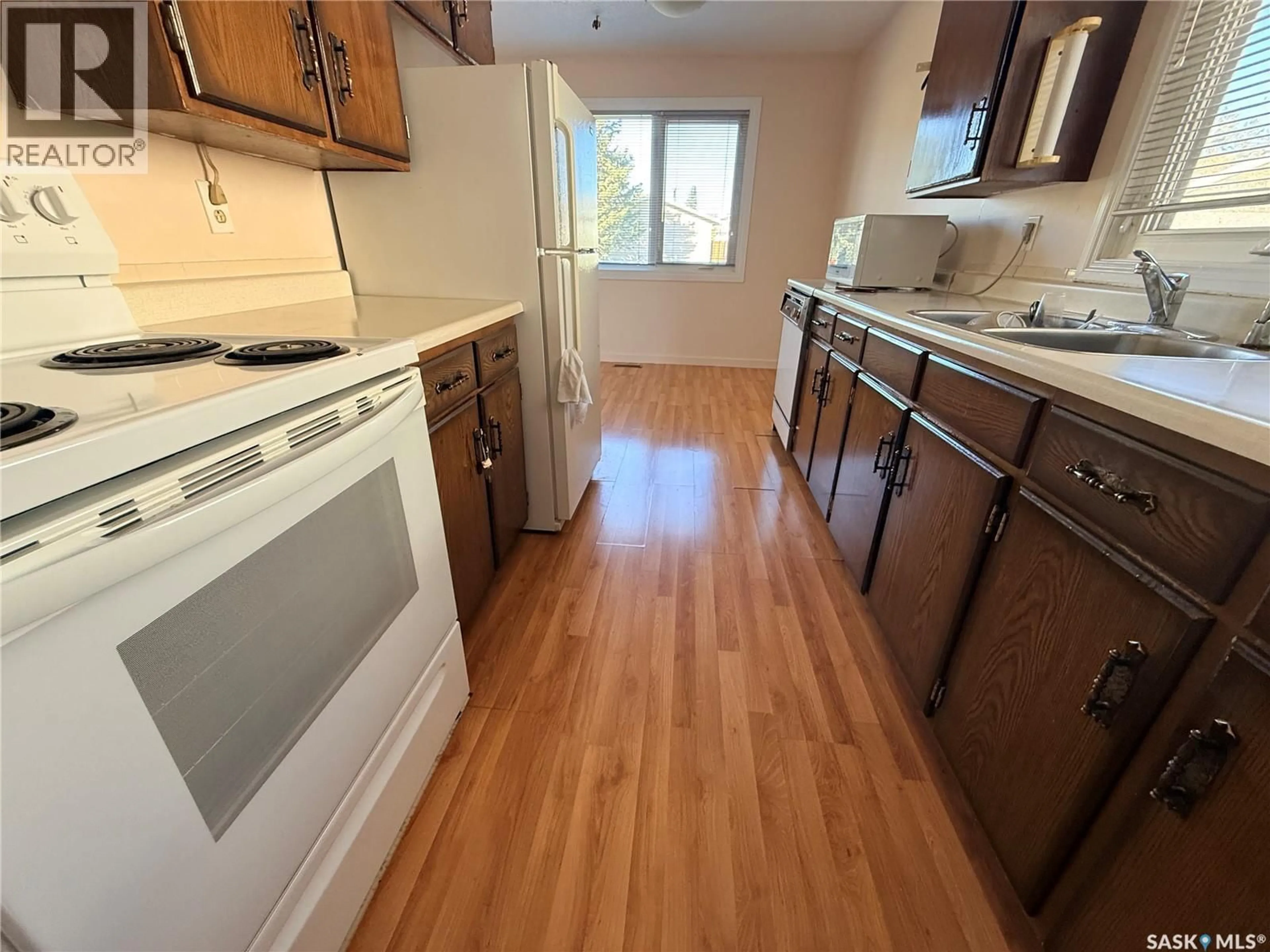 Standard kitchen, wood/laminate floor for 389 MEIGHEN CRESCENT, Saskatoon Saskatchewan S7L4W6