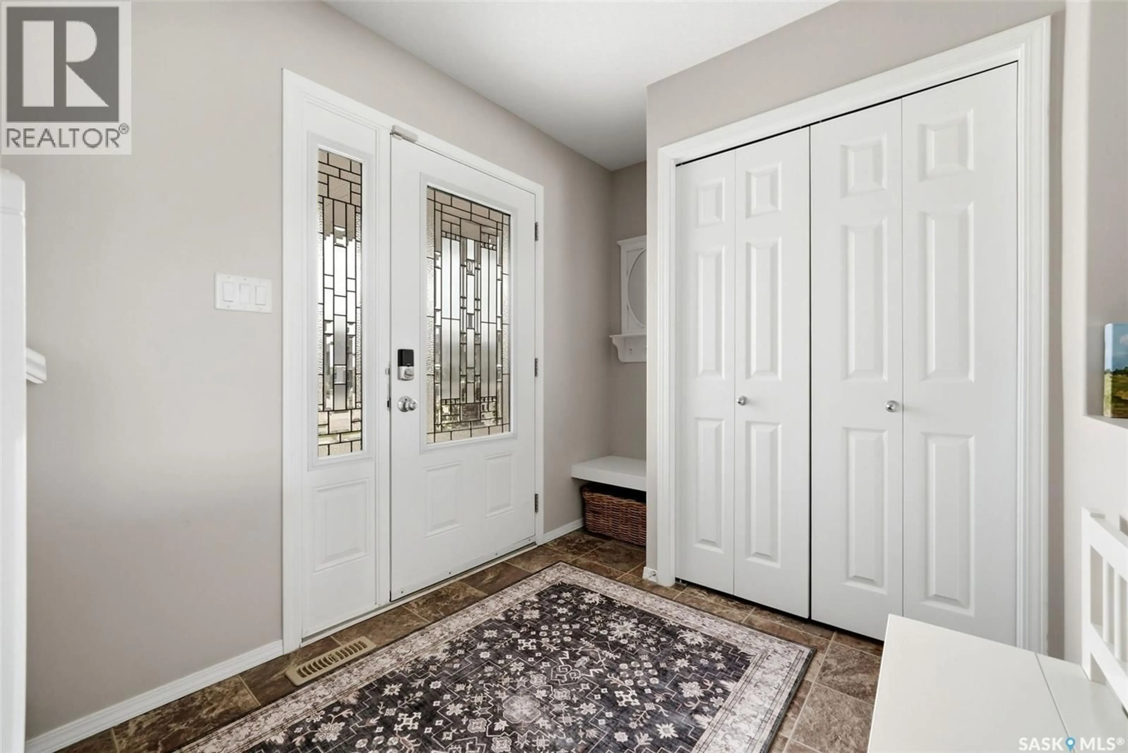 Indoor entryway for 8097 WASCANA GARDENS CRESCENT, Regina Saskatchewan S4V1G2